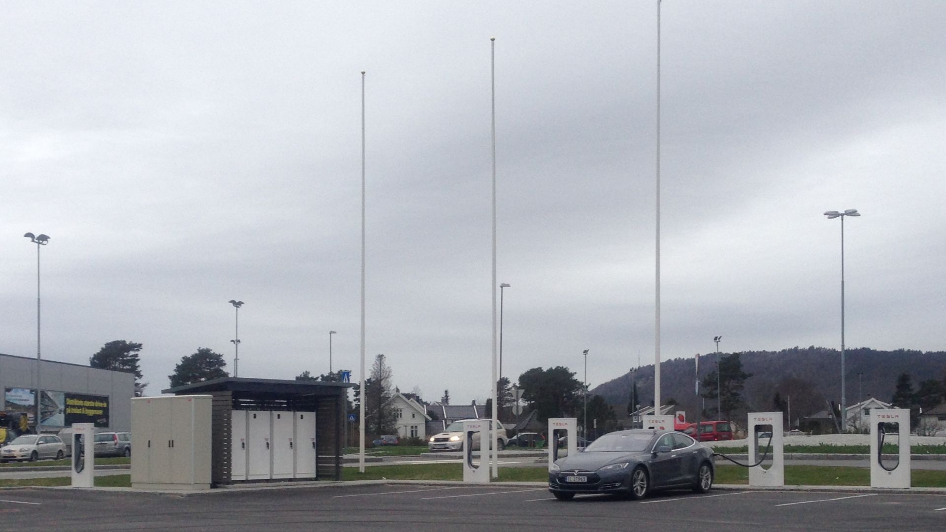 File:Tesla Model S charging at the Tesla Supercharger in Lyngdal (Cropped).jpg