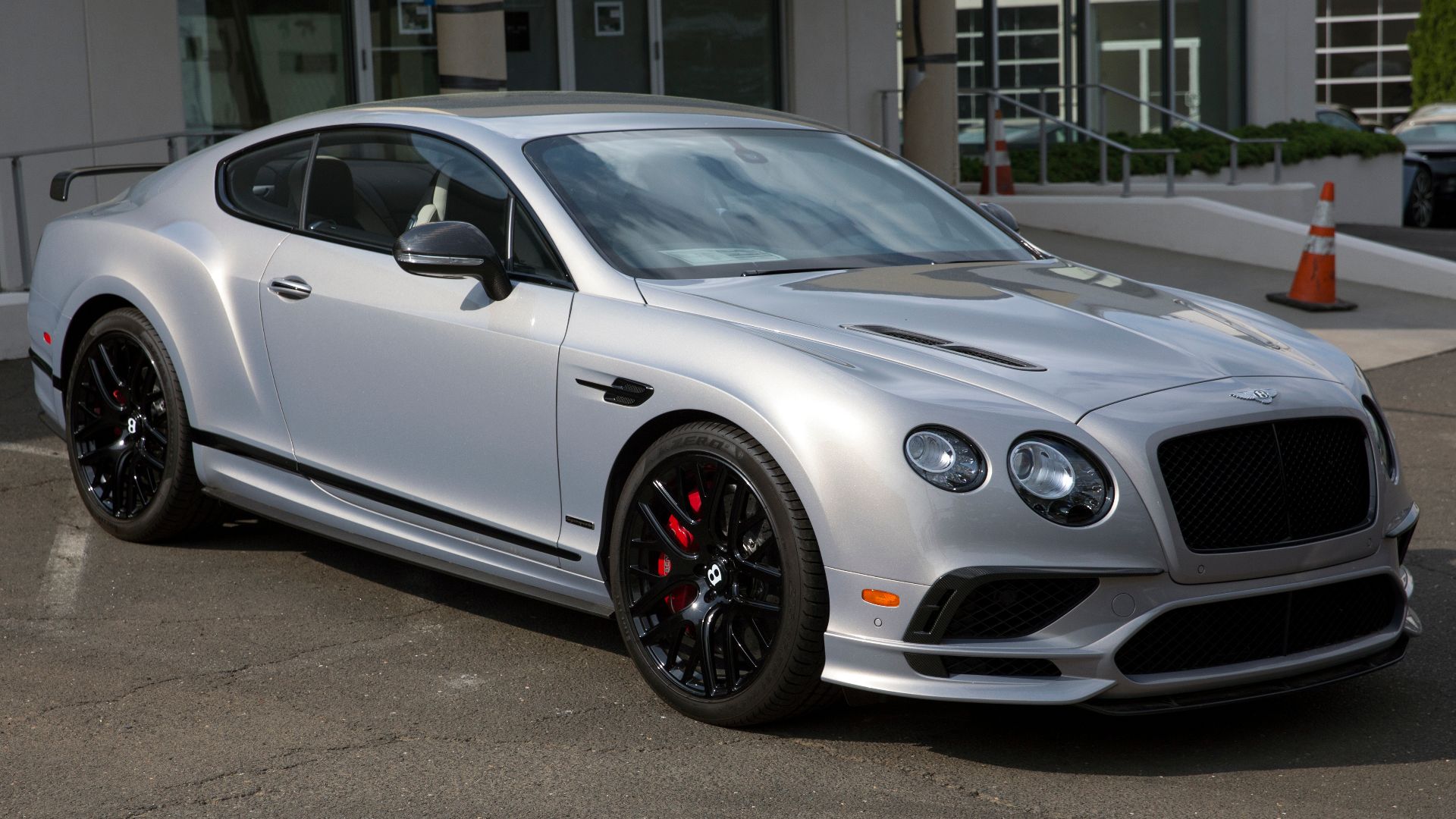 File:2017 Bentley Continental Supersports in Extreme Silver, front right.jpg