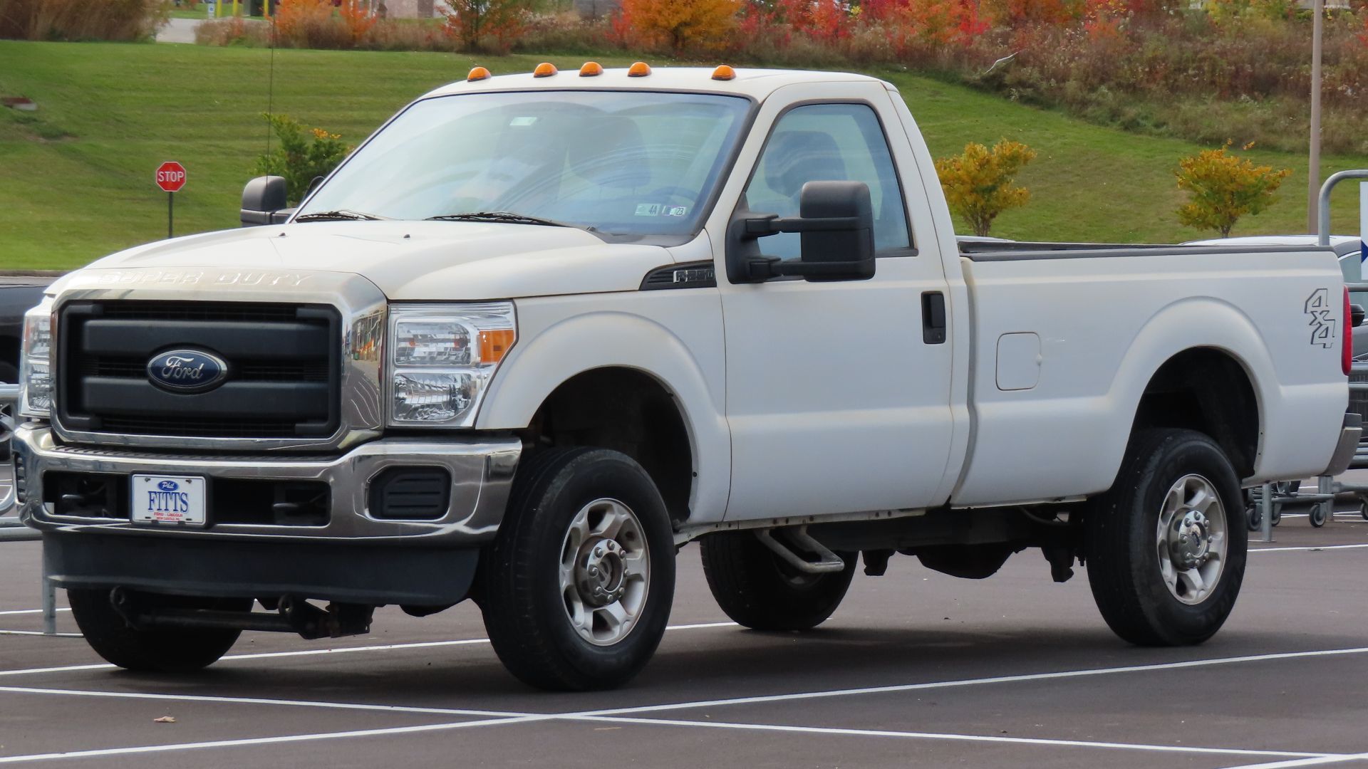 File:2016 Ford F-250 Super Duty XL Regular Cab 4x4 with XL Appearance Package, front left, 10-28-2022.jpg