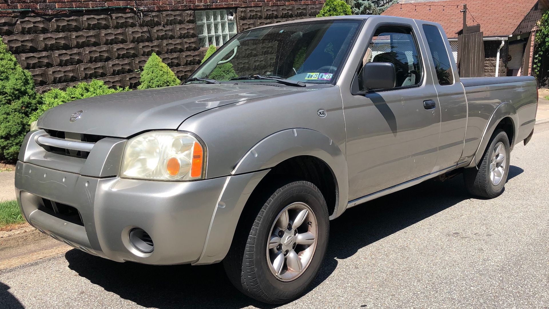 File:2004 Nissan Frontier XE in Radiant Silver Metallic, front left, 07-03-2022.jpg