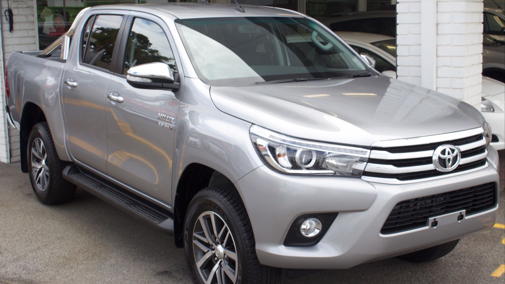 File:2015 Toyota HiLux (GUN136R) SR5 4-door utility (2015-10-18).jpg