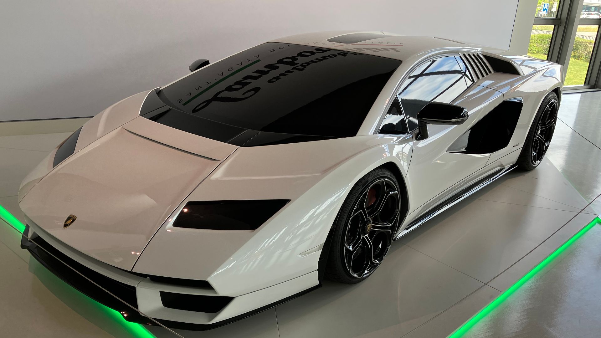 File:Lamborghini Countach LPI 800-4 front.jpg