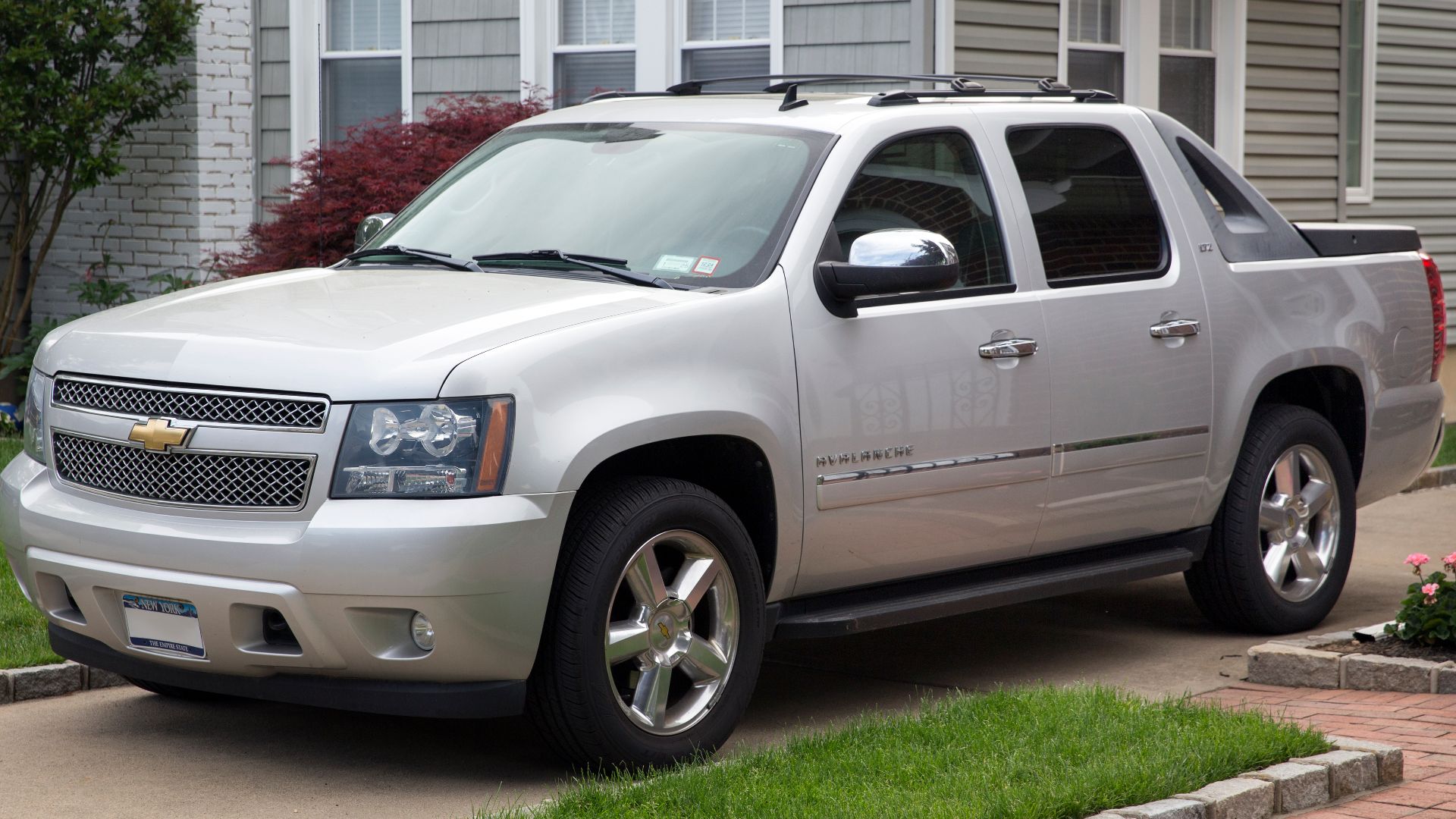 File:2011 Chevrolet Avalanche LTZ in Sheer Silver Metallic, front left.jpg