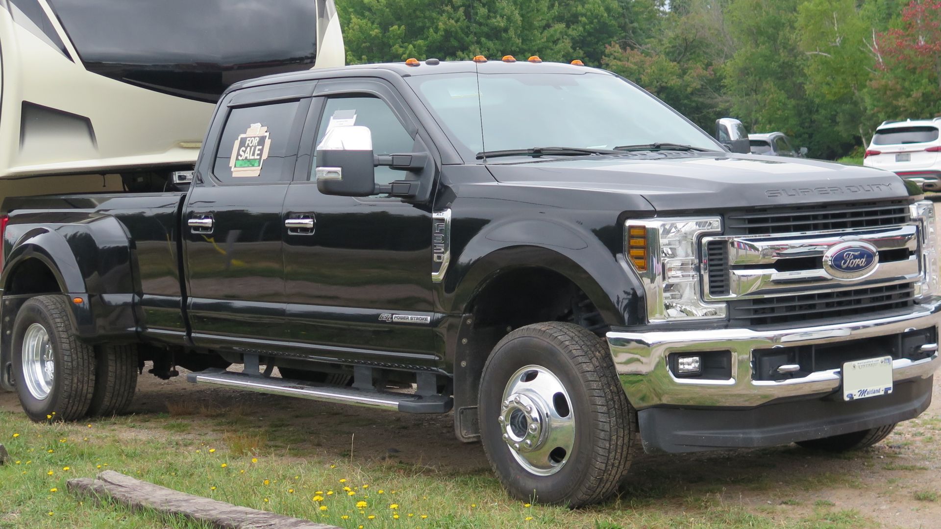 File:2019 Ford F-350 Super Duty XLT in Agate Black, Front Right, 08-21-2022.jpg