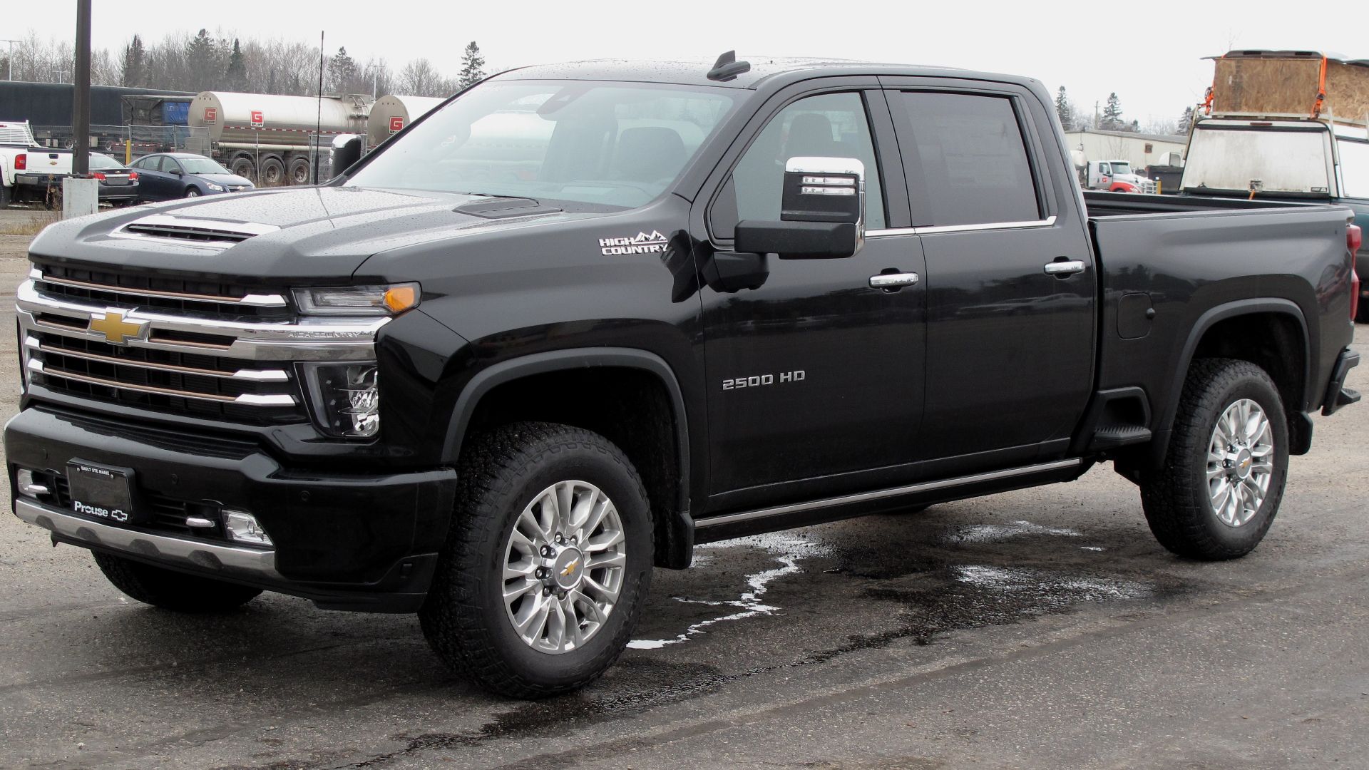 File:2022 Chevrolet Silverado 2500HD High Country, Front Left, 11-21-2021.jpg