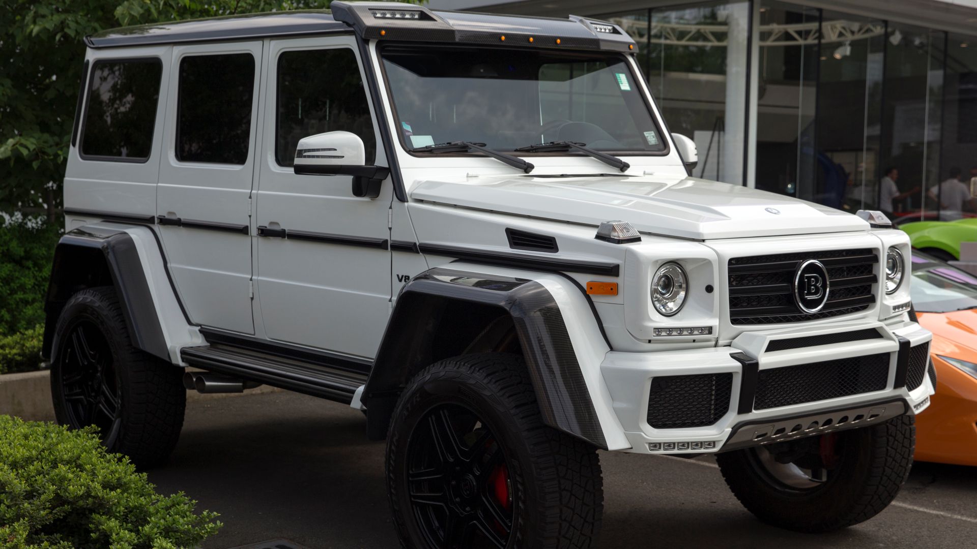 File:2017 Mercedes-Benz G550 4X4² in designo Manufaktur Mystic White, front right.jpg