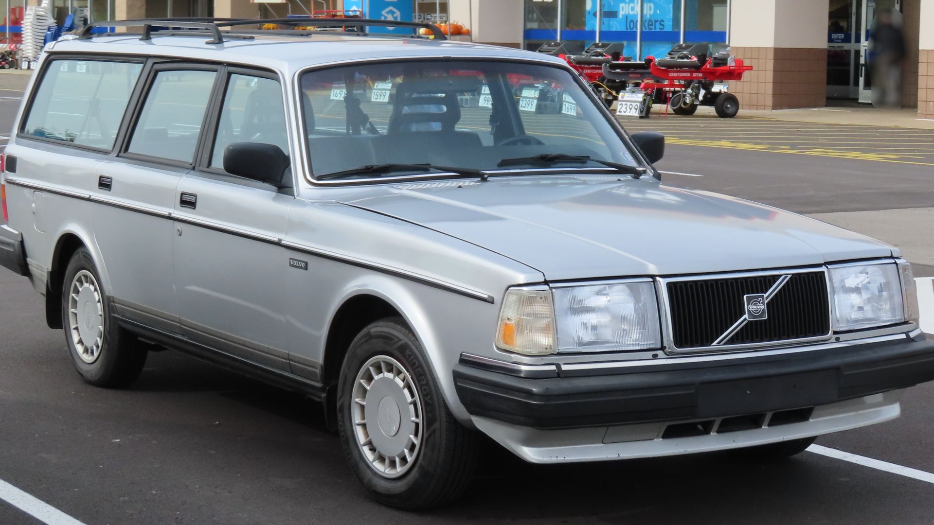 File:1988 Volvo 240 DL Wagon, front right, 10-28-2022.jpg