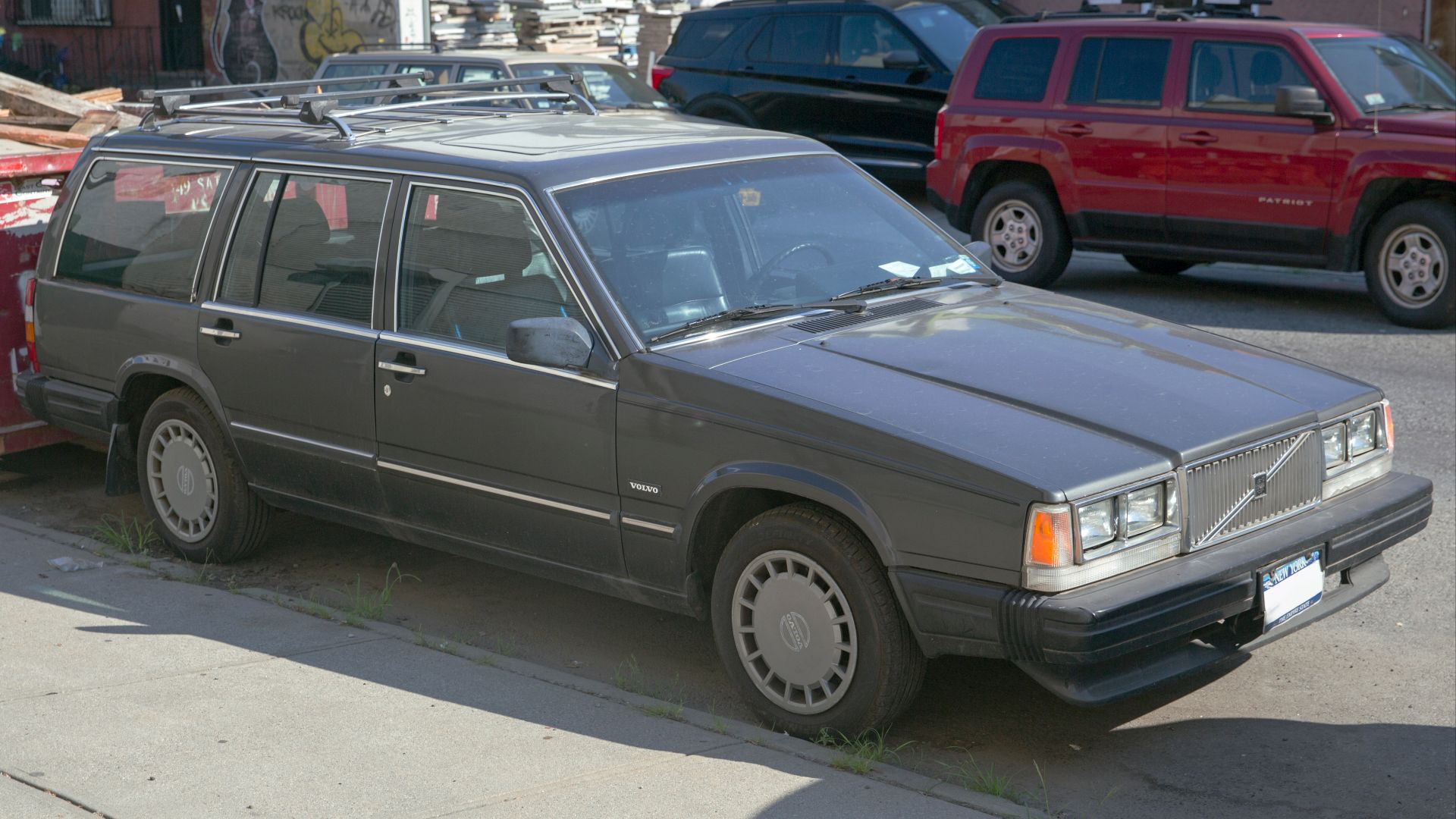 File:1989 Volvo 740 GL Station Wagon in Gowanus, front right.jpg