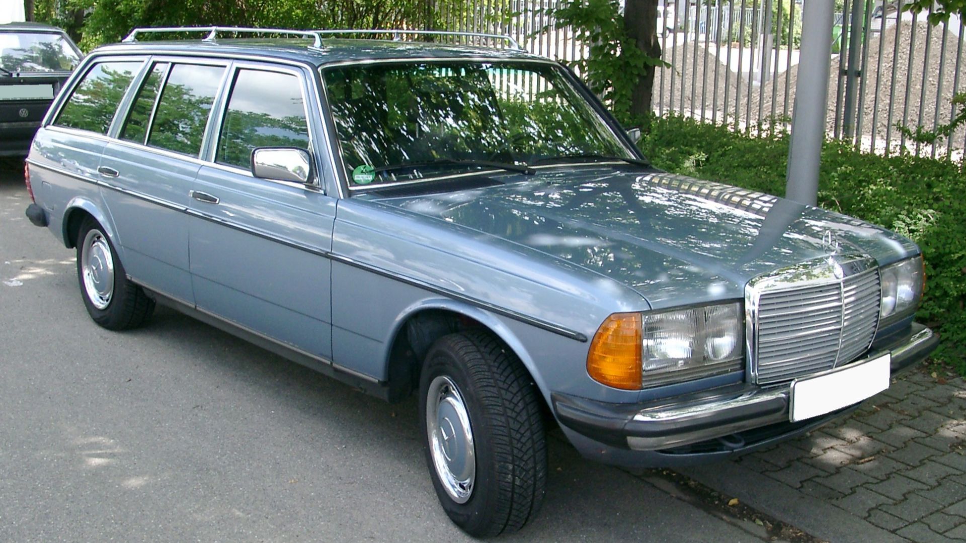 File:Mercedes W123 T-Modell front 20080603.jpg