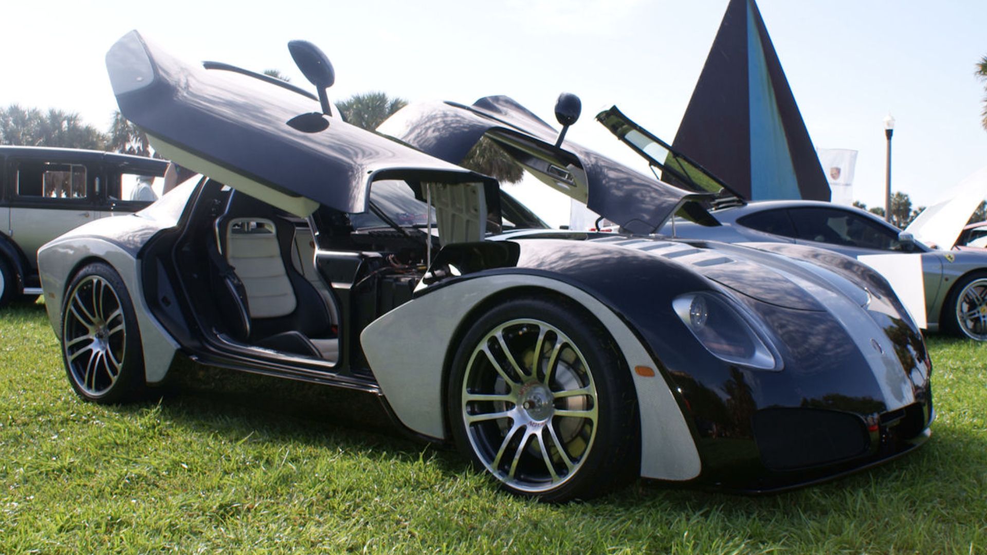 File:Devon GTX 2009 RSideFront FOSSP 7April2013 (14400423749).jpg