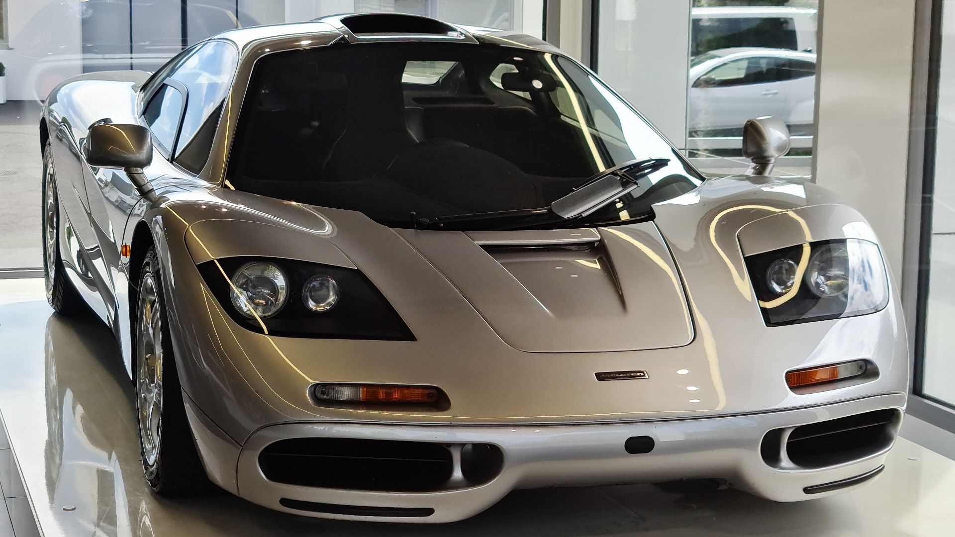 File:A Silver McLaren F1.jpg
