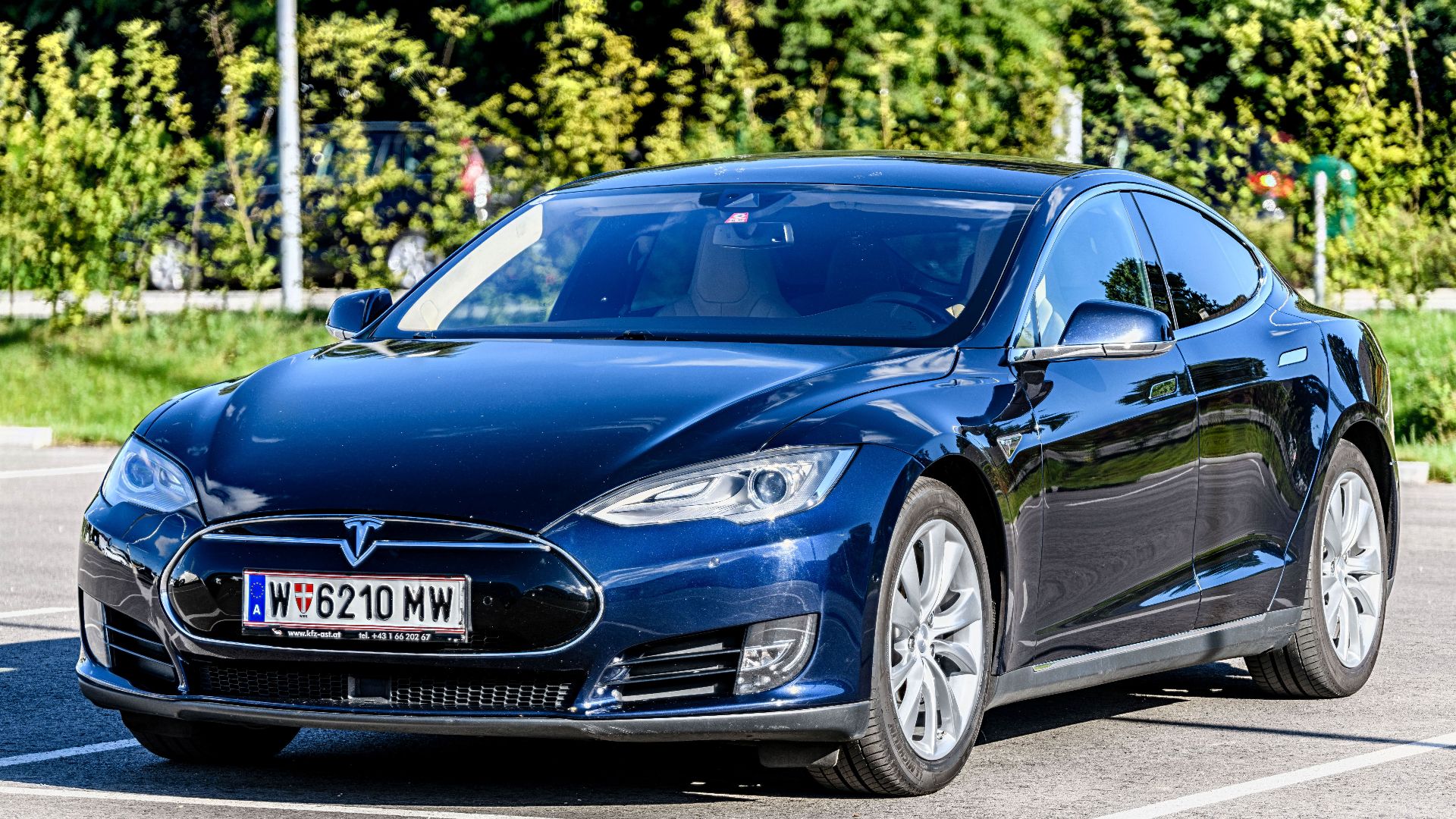 File:20180630 Tesla Model S 70D midnight blue left front Tesla Model S 70D 2015 front left 2.jpg