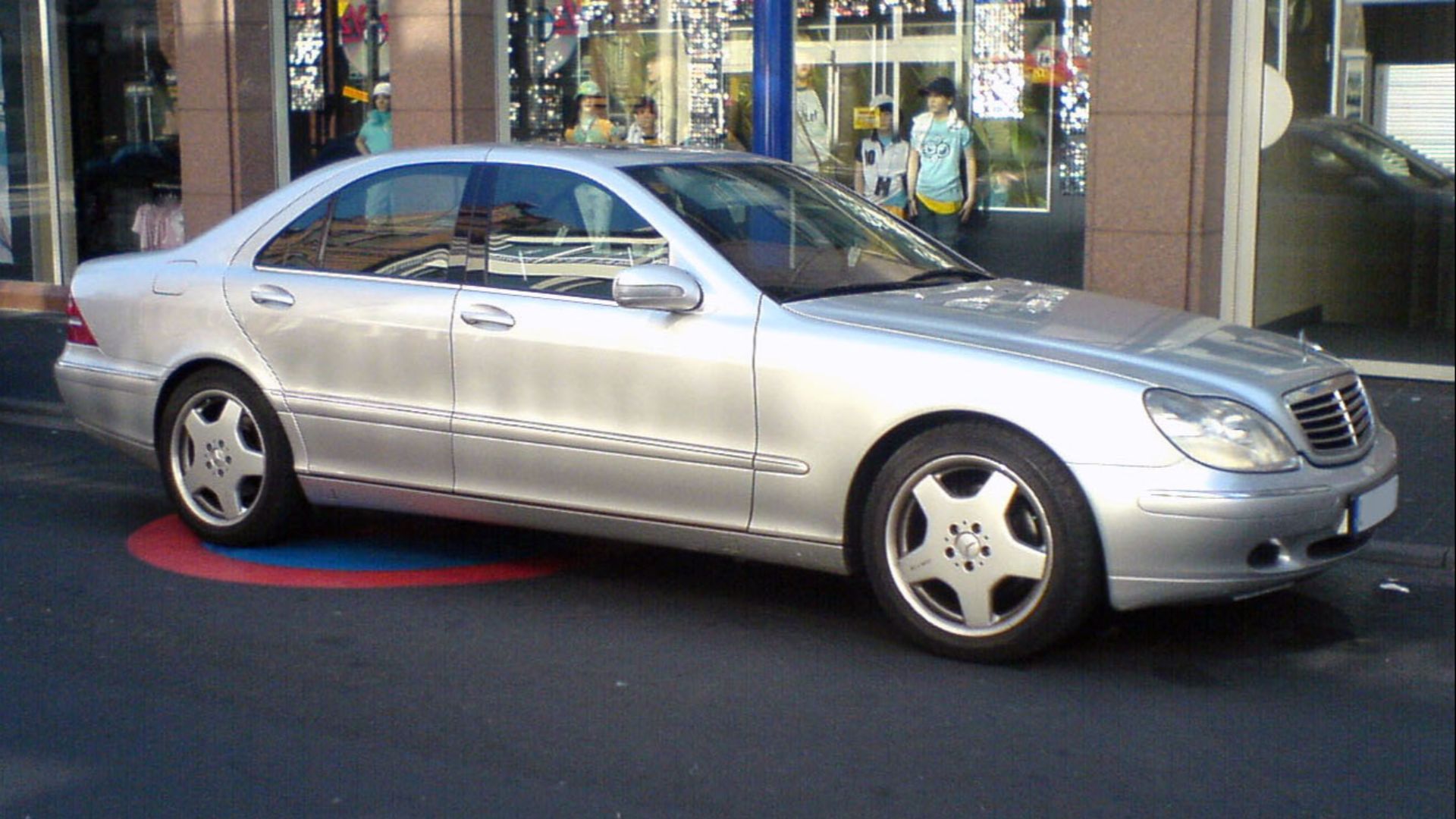 File:S-Klasse W220 silber im Parkverbot.jpg