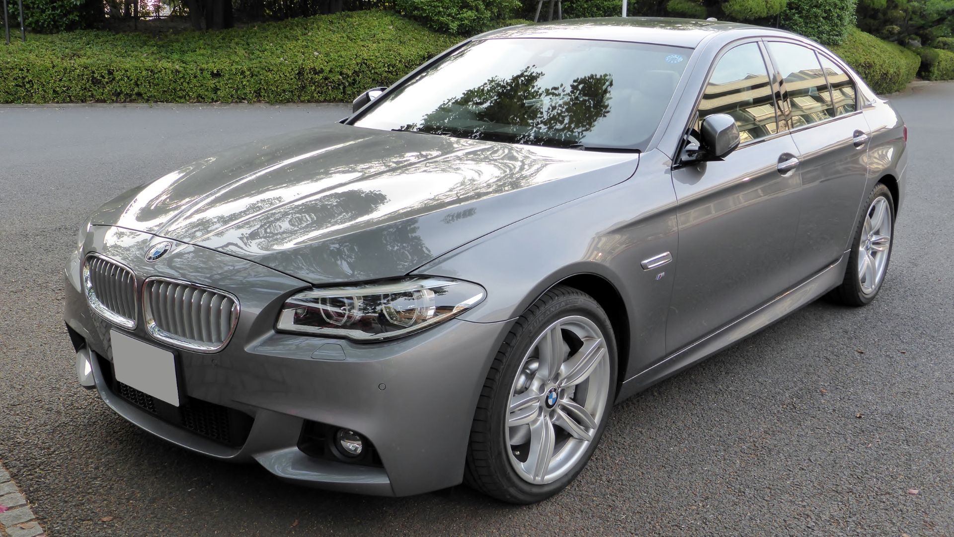 File:BMW ActiveHybrid5 (F10) front.JPG