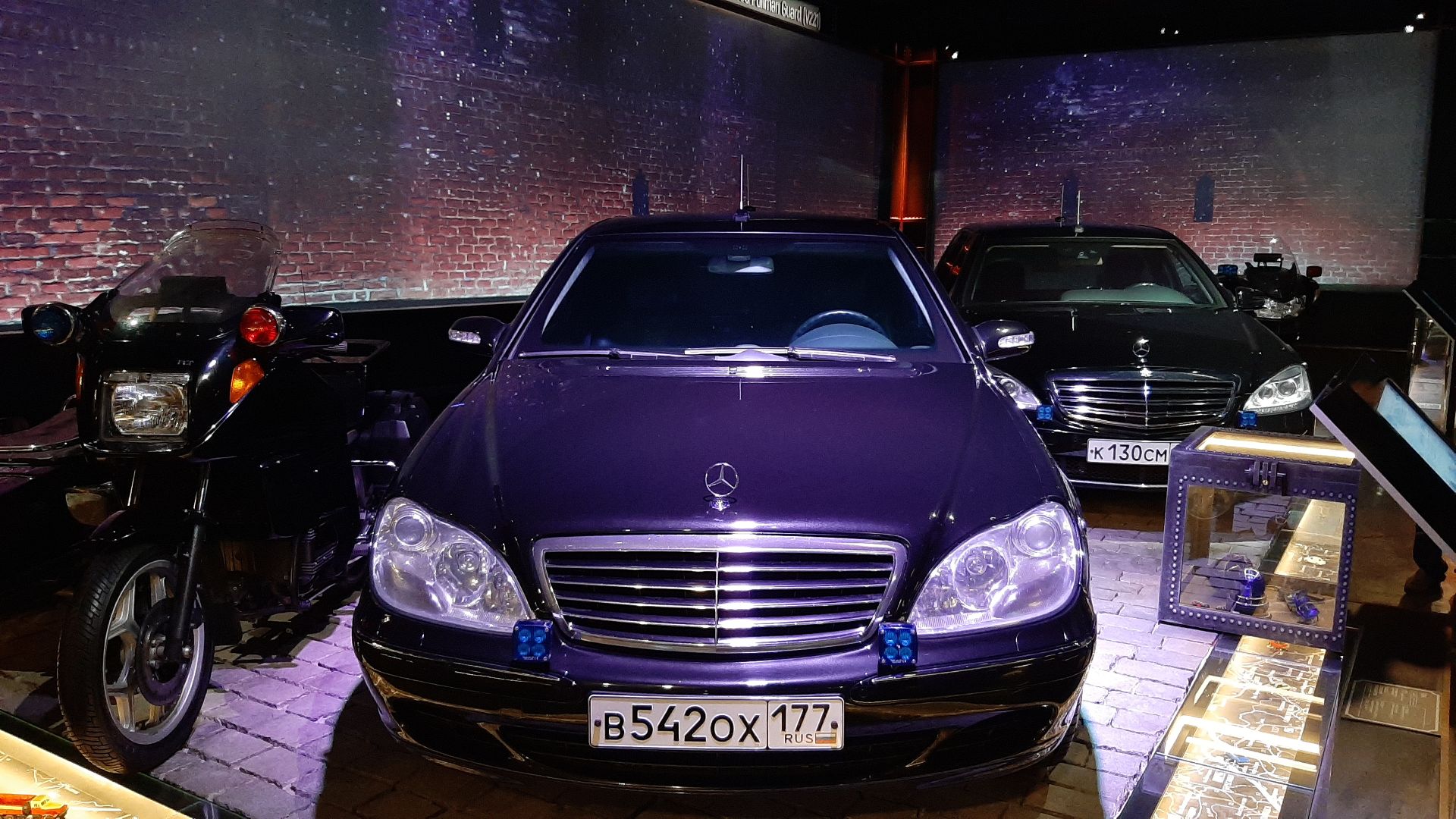 File:Mercedes-Benz S600 Pullman Guard W220 и W221 в музее Гаража особого назначения (52308736730).jpg