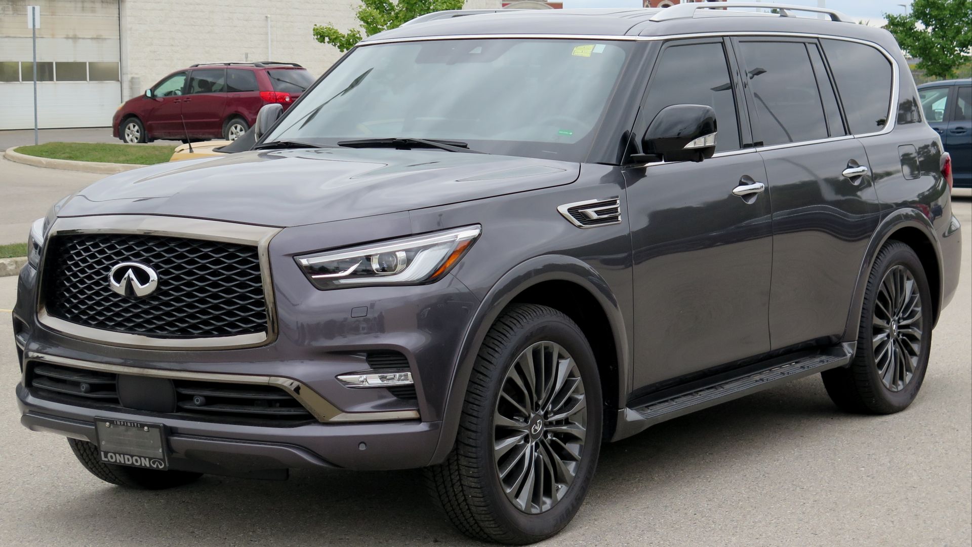 File:2022 Infiniti QX80 ProACTIVE 4WD in Anthracite Gray, Front Left, 09-05-2022.jpg