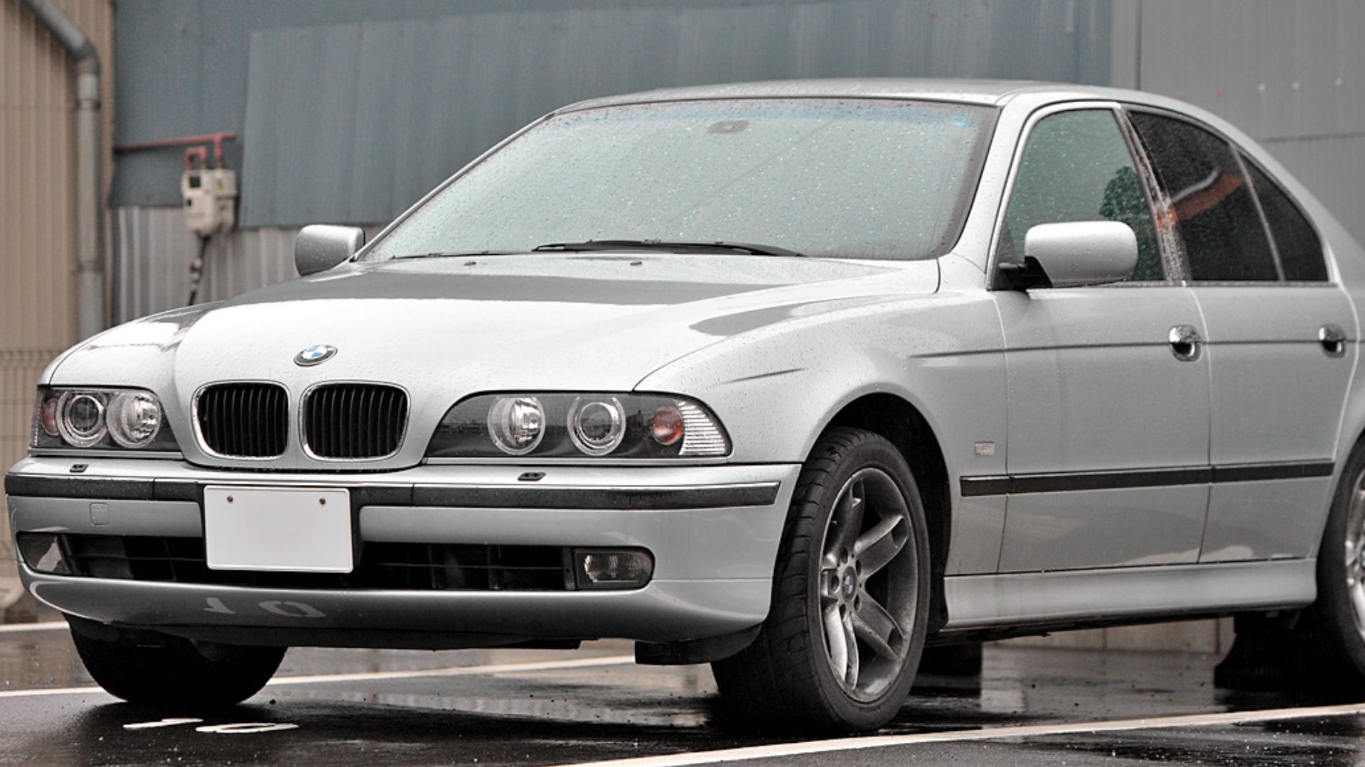 File:BMW E39 Saloon 001.JPG