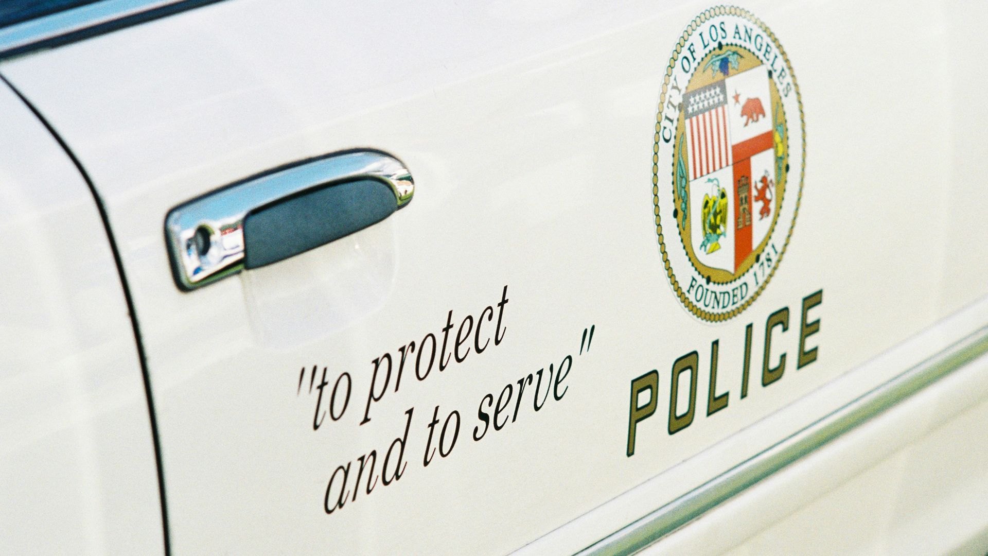 white and blue car license plate