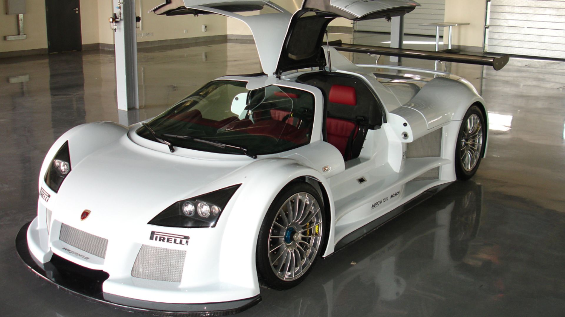 File:Gumpert Apollo Dubai.jpg
