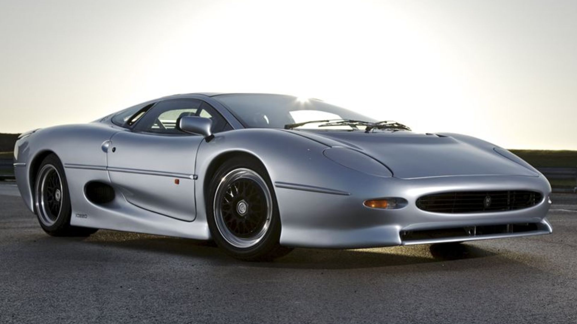 File:Jaguar XJ220 Front JagMENA.jpg