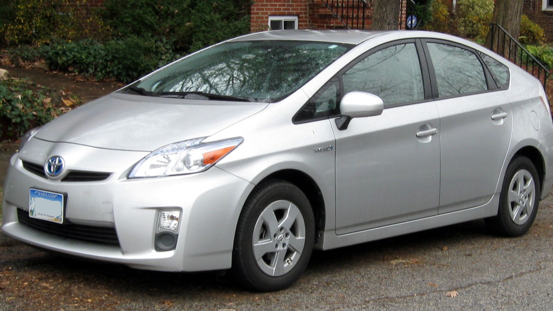 File:2010-2011 Toyota Prius -- 12-21-2011.jpg