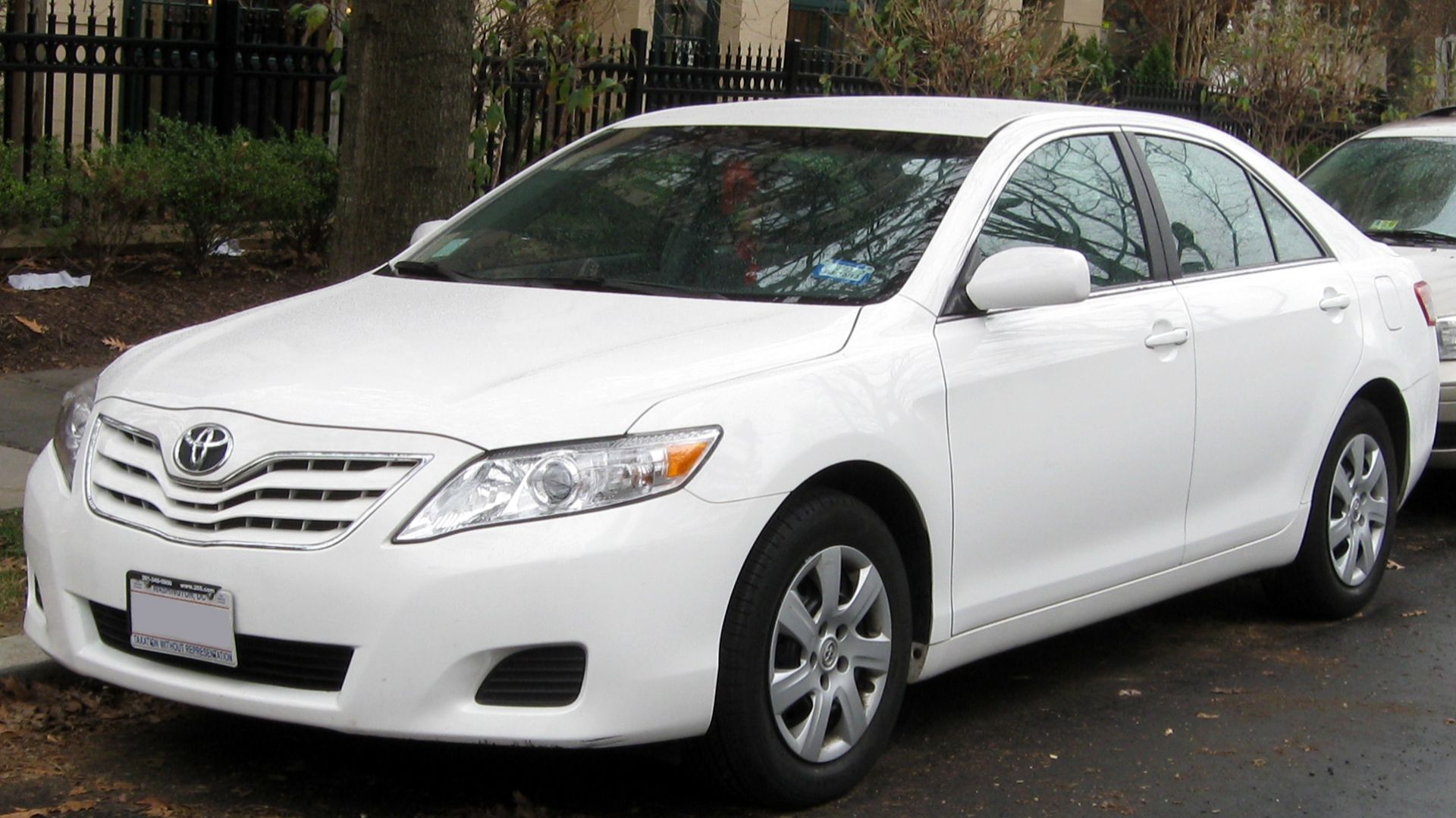 File:2010-2011 Toyota Camry LE -- 12-21-2011.jpg