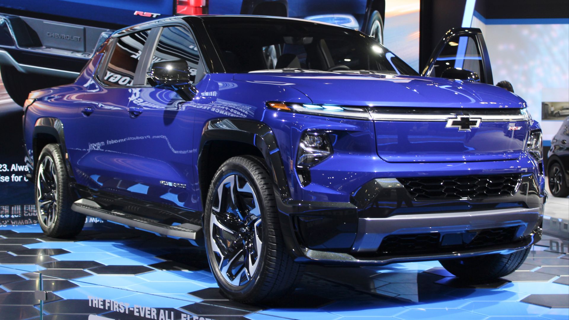 File:2024 Chevrolet Silverado EV RST, NYIAS 2022.jpg