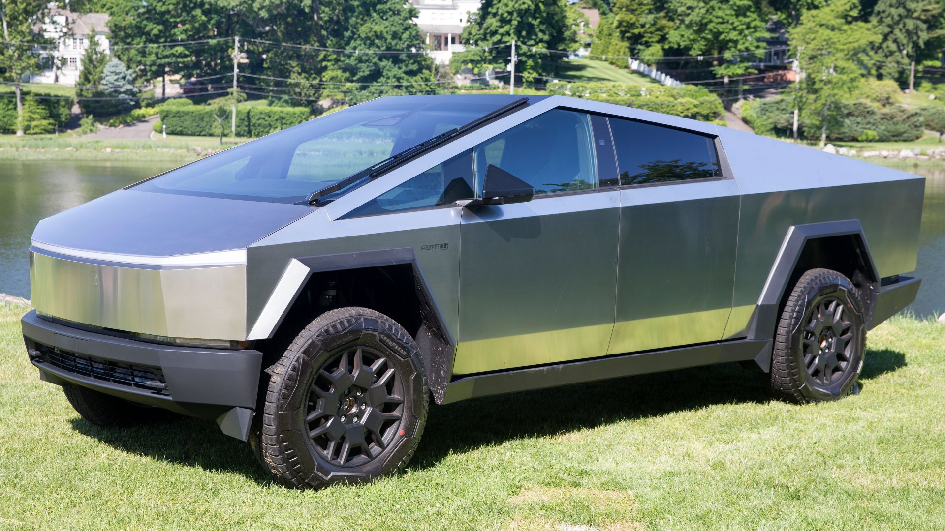 File:2024 Tesla Cybertruck Foundation Series, front left (Greenwich).jpg