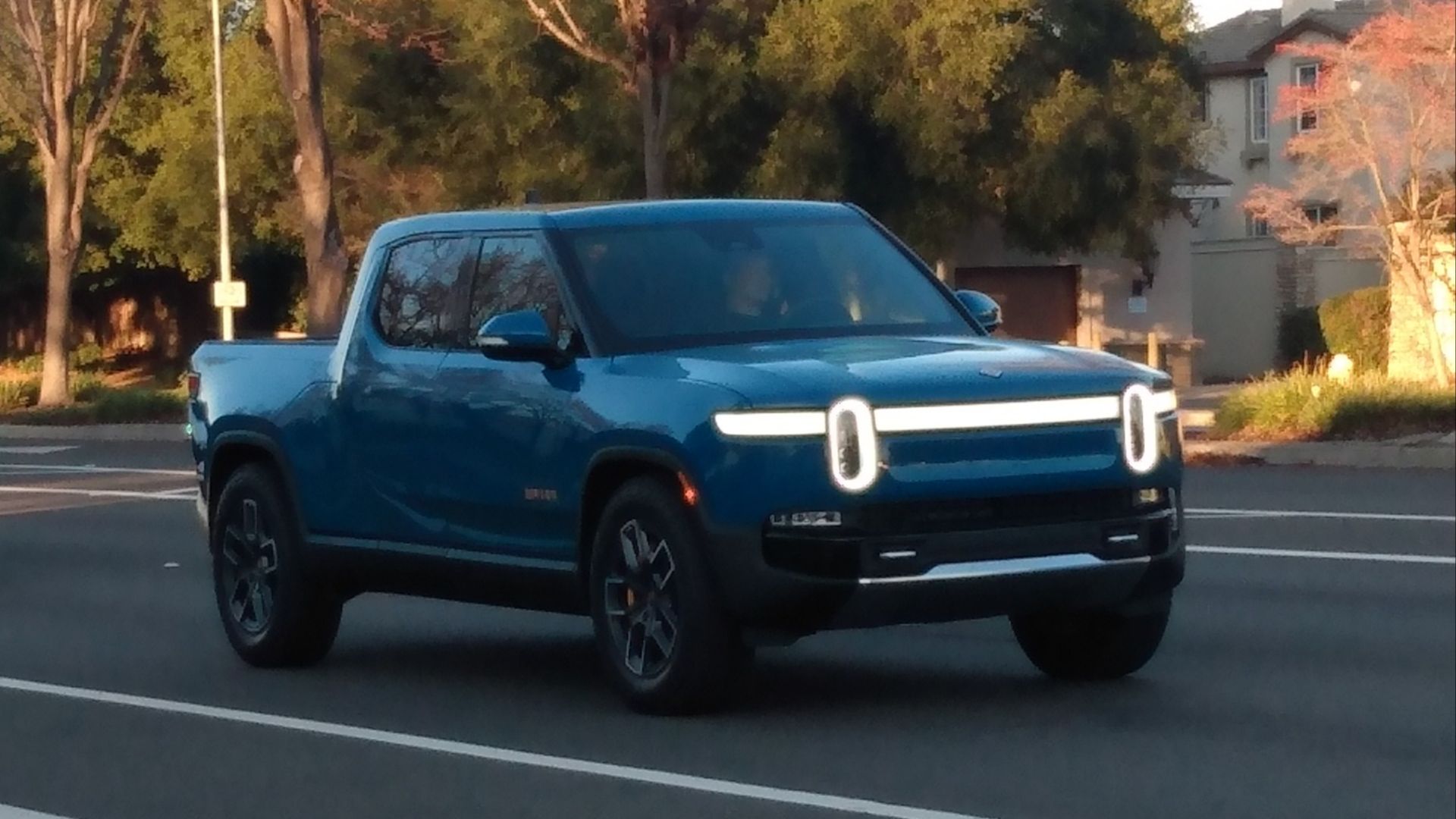 File:2022 Rivian R1T front.jpg