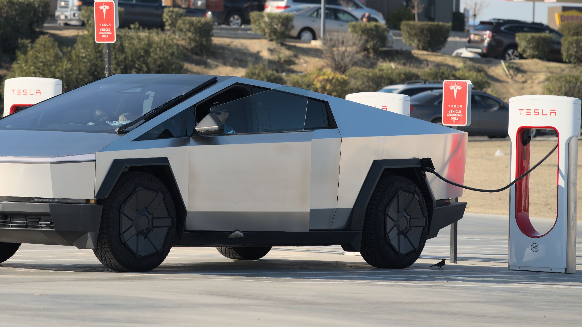 File:Cybertruck supercharging at Bravoland.jpg