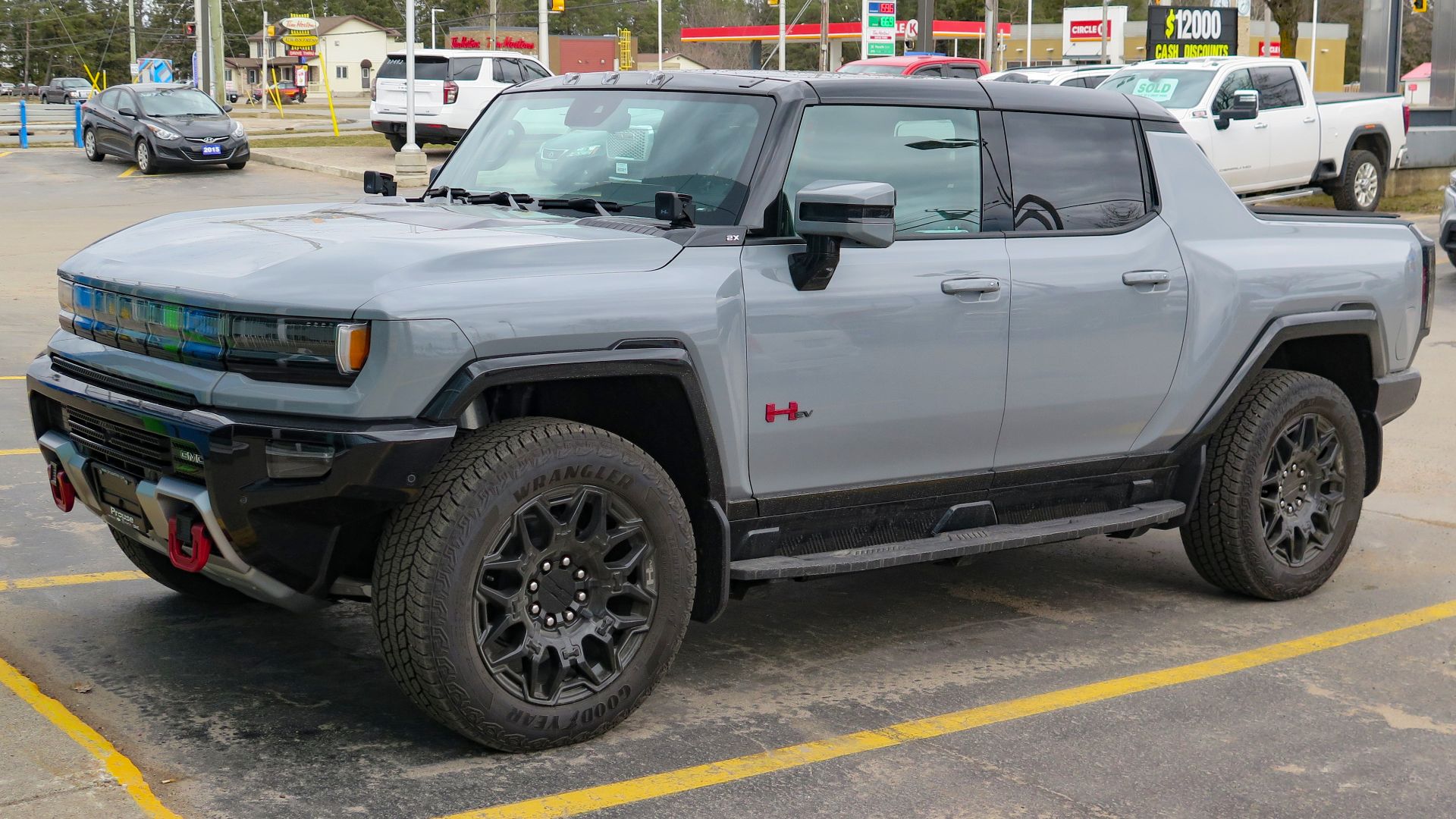 File:2024 GMC Hummer EV Pickup 2X 4WD Sport Package in Meteorite Metallic, front left, 2024-03-31.jpg