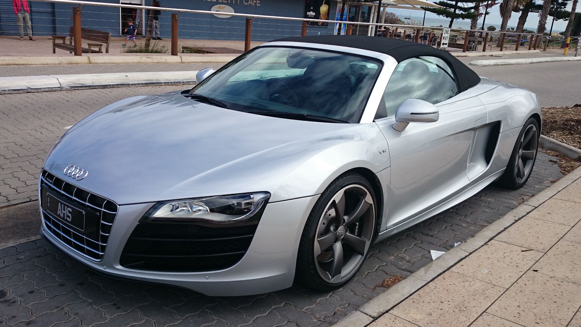 File:Audi R8 V10 Spyder (14343149530).jpg