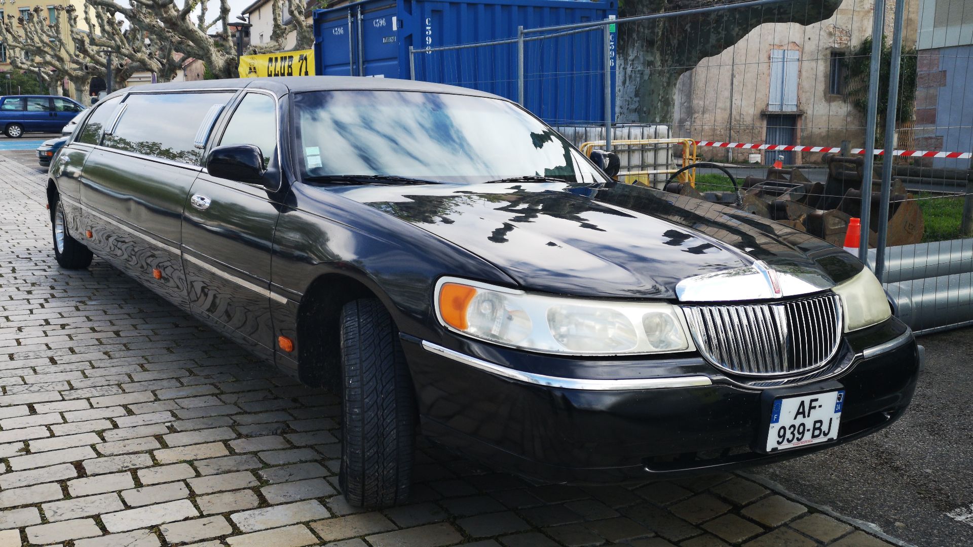 File:Lincoln Town Car Stretch limo (47828403802).jpg