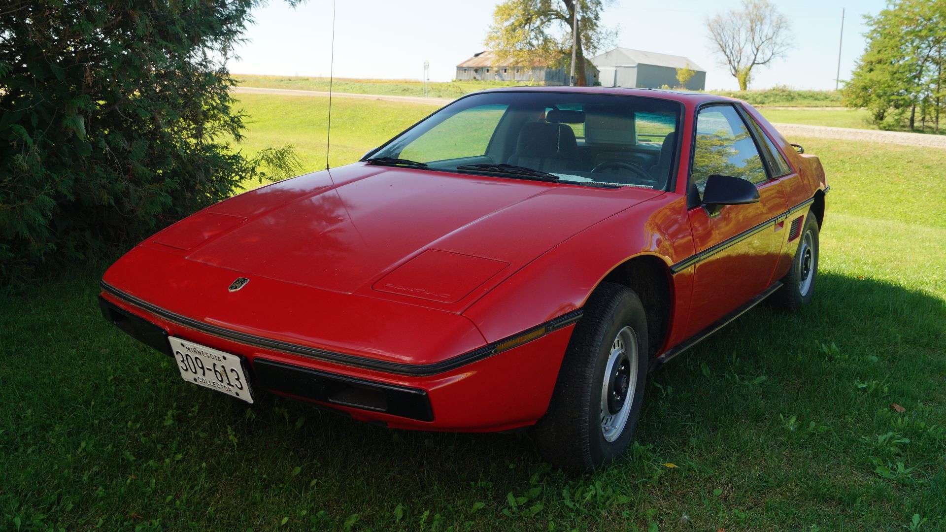 File:1984 Pontiac Fiero 2M4 SE (21717695095).jpg