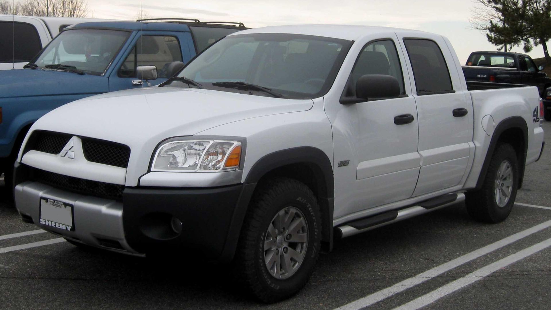 File:Mitsubishi Raider crew cab.jpg
