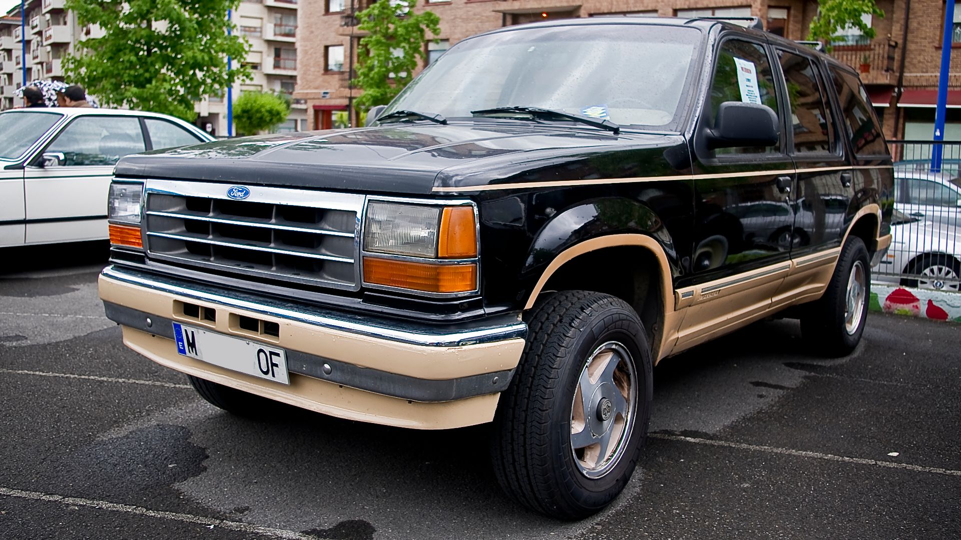 File:1992 Ford Explorer Eddie Bauer (6005113836).jpg