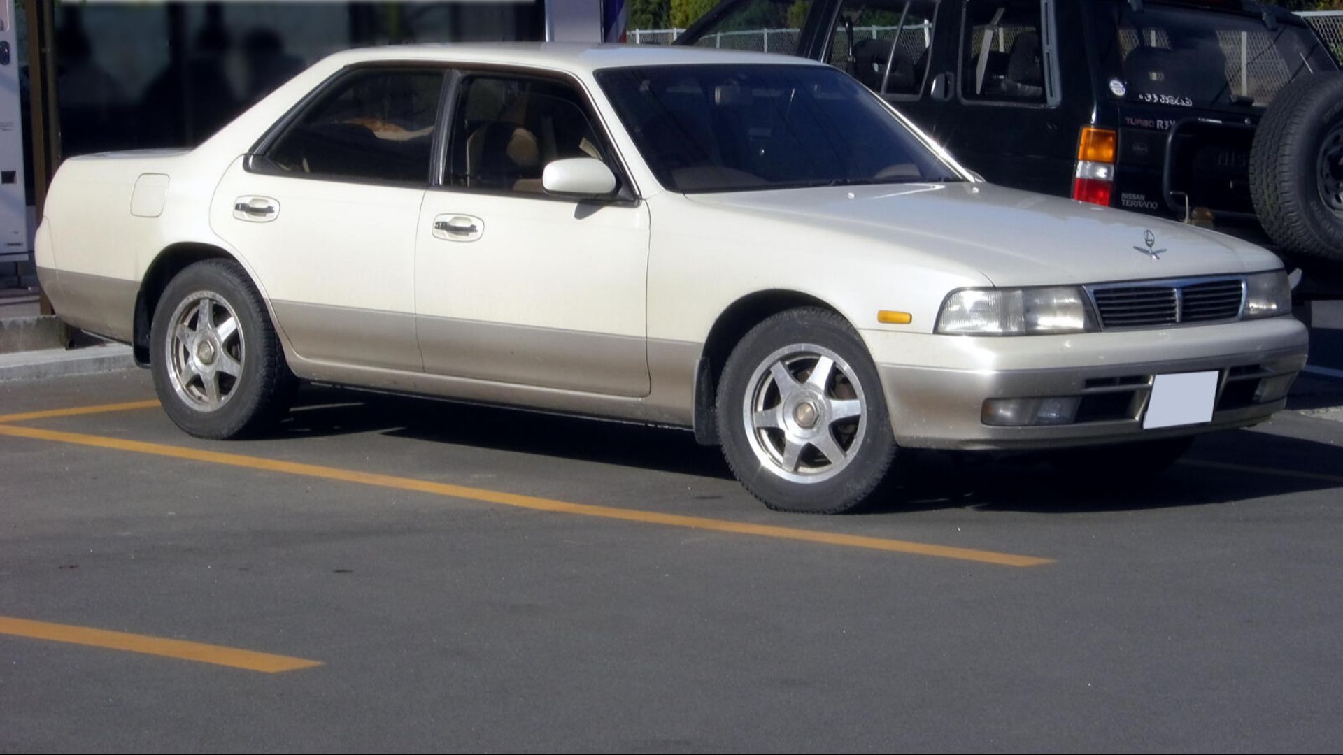 File:Nissan Laurel C34 in white, front right.jpg