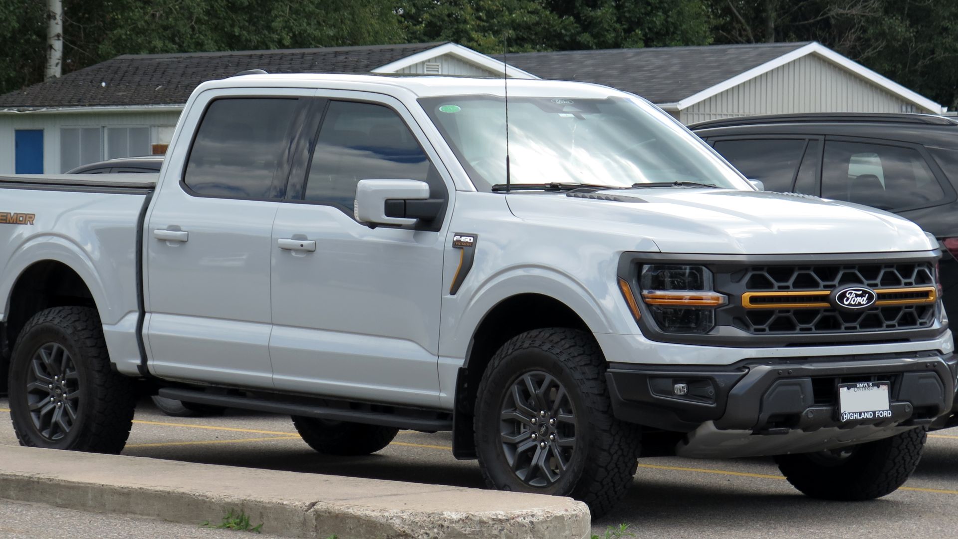 File:2024 Ford F-150 SuperCrew Tremor in Avalanche, front right, 2024-09-03.jpg