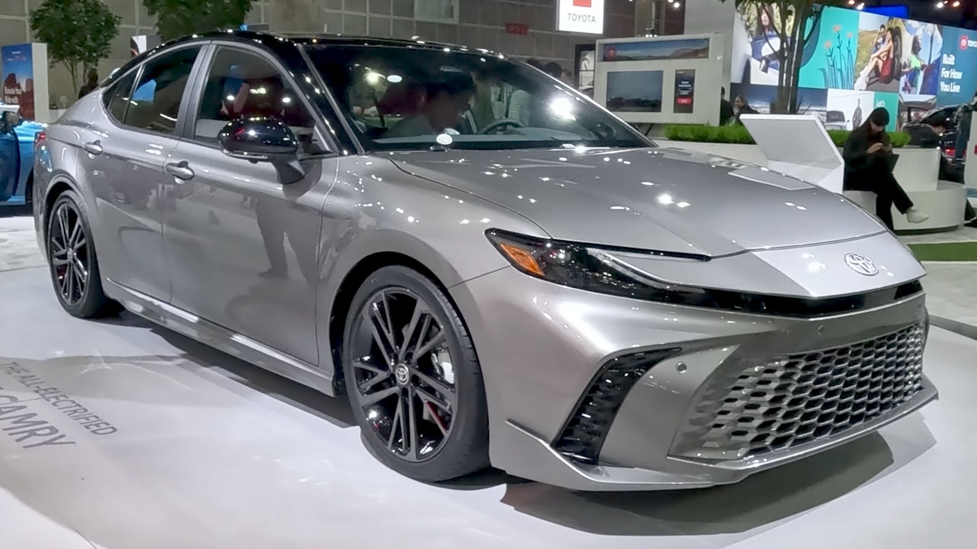 File:2025 Toyota Camry Hybrid XSE (United States) front view.png