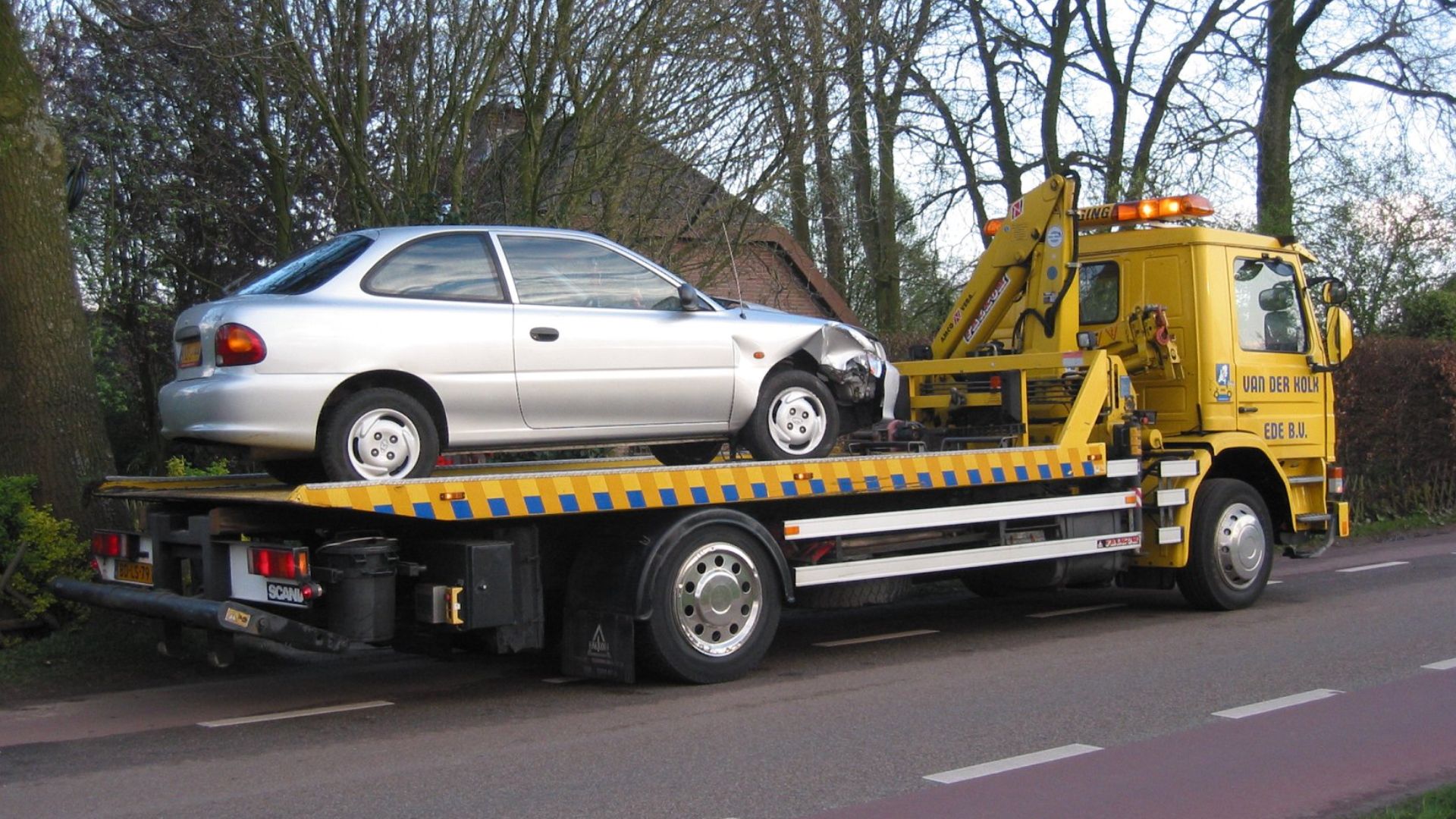 File:Bergingstruck met auto (tow truck with car).jpg