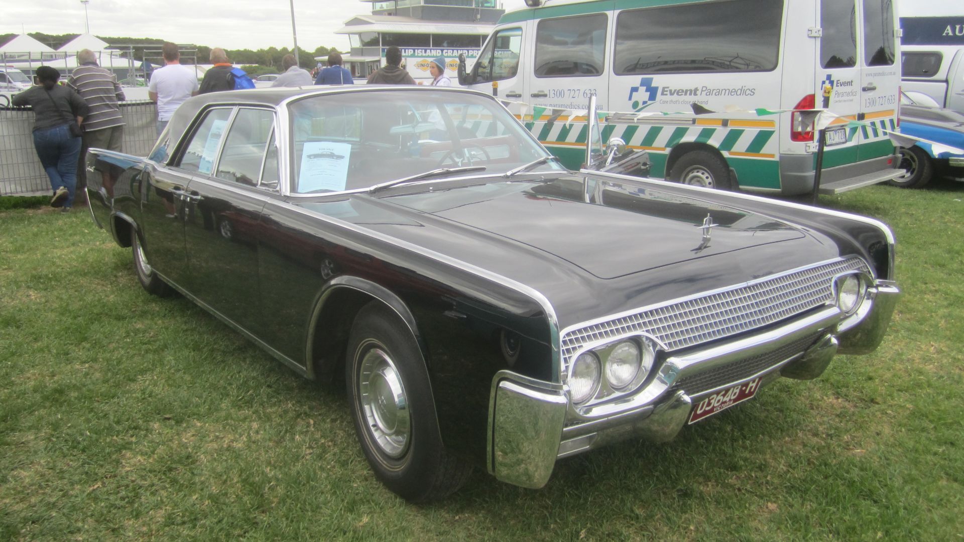 File:1961 Lincoln Continental Sedan.jpg
