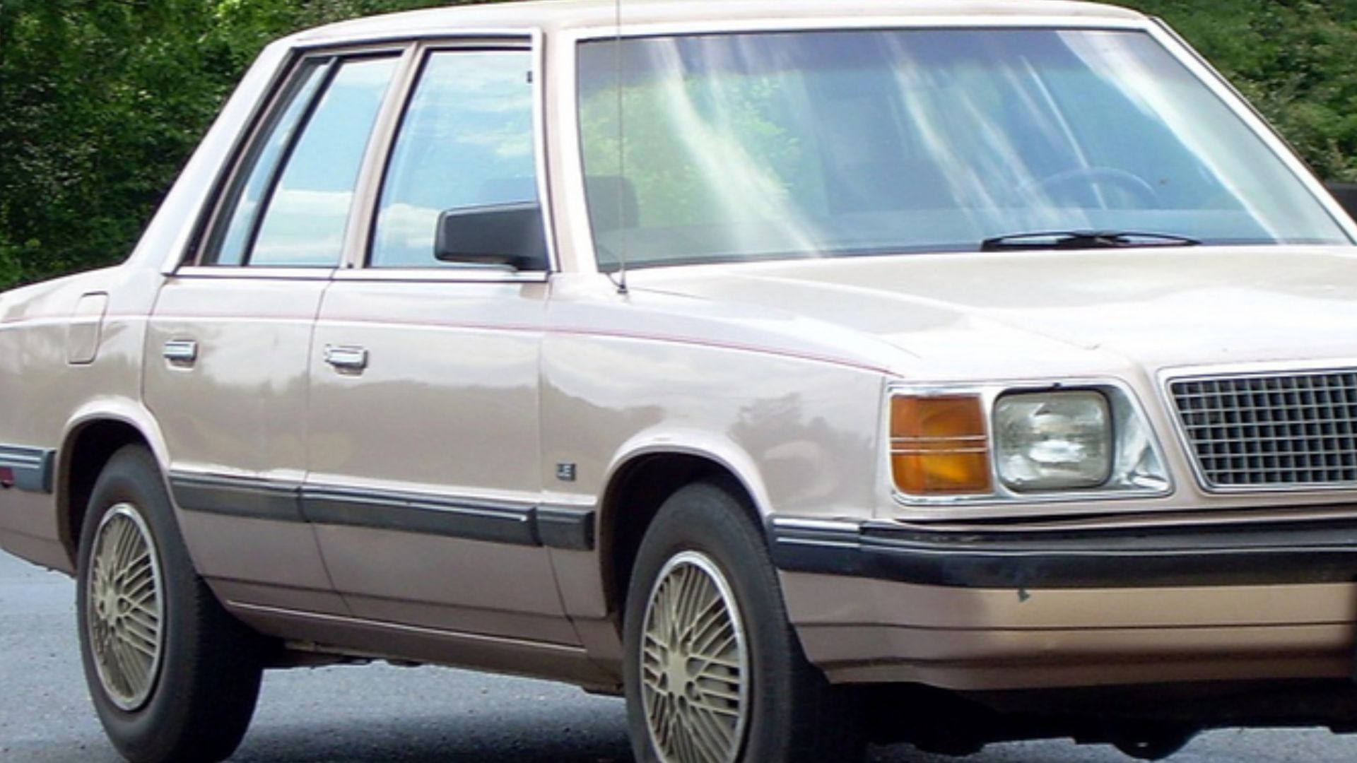 File:1985-89 Plymouth Reliant K LE.png