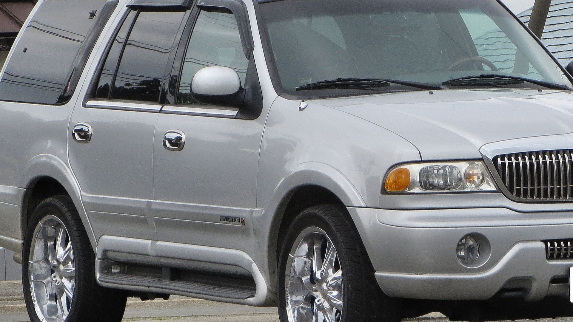 File:Lincoln Navigator(first generation).JPG