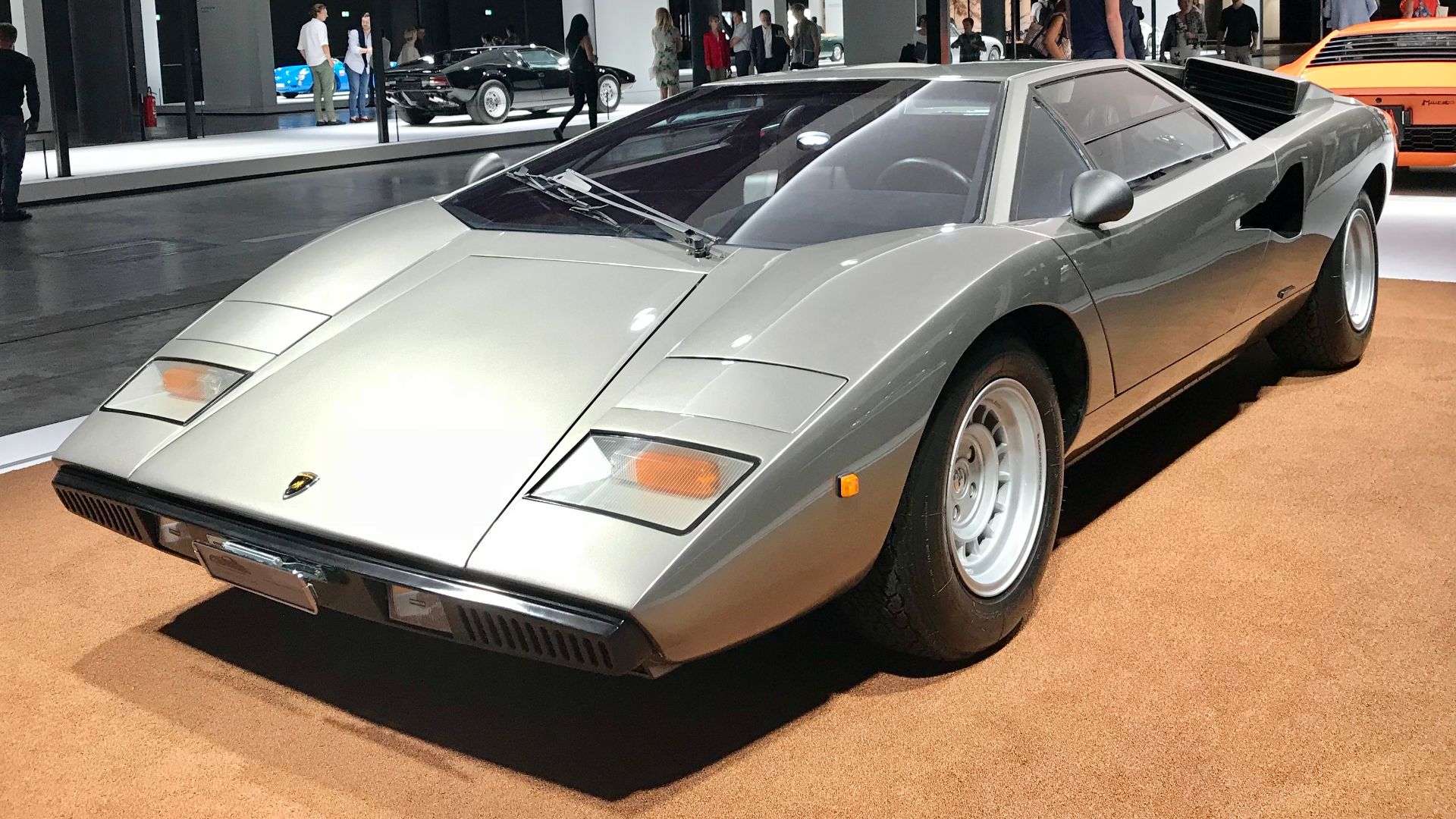 File:1974 Lamborghini Countach LP400 and 1968 Lamborghini Miura P400(featured in 'The Italian Job') 04.jpg