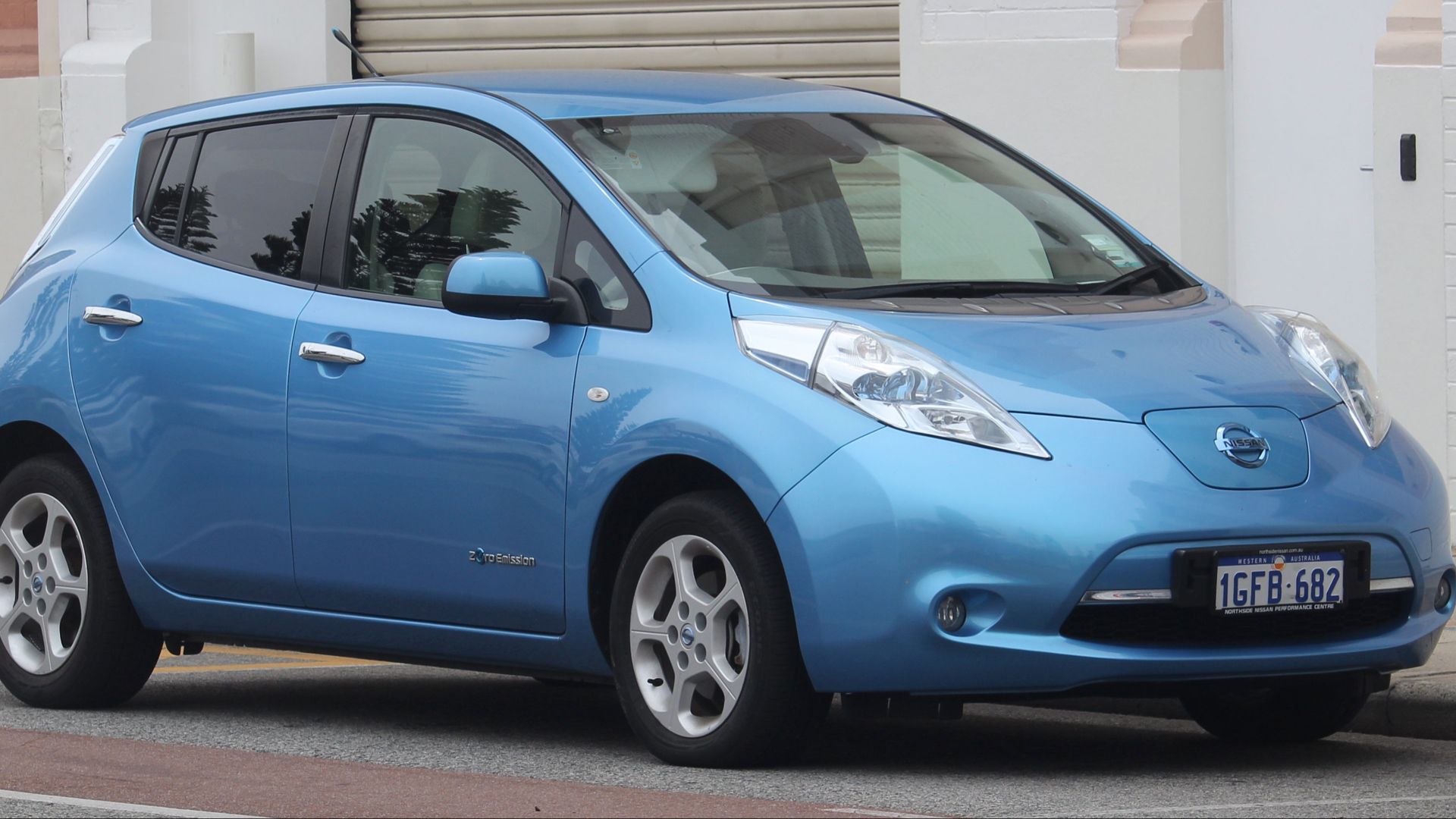 File:2017 Nissan LEAF (ZE0 MY17) hatchback (2018-11-02) 01.jpg