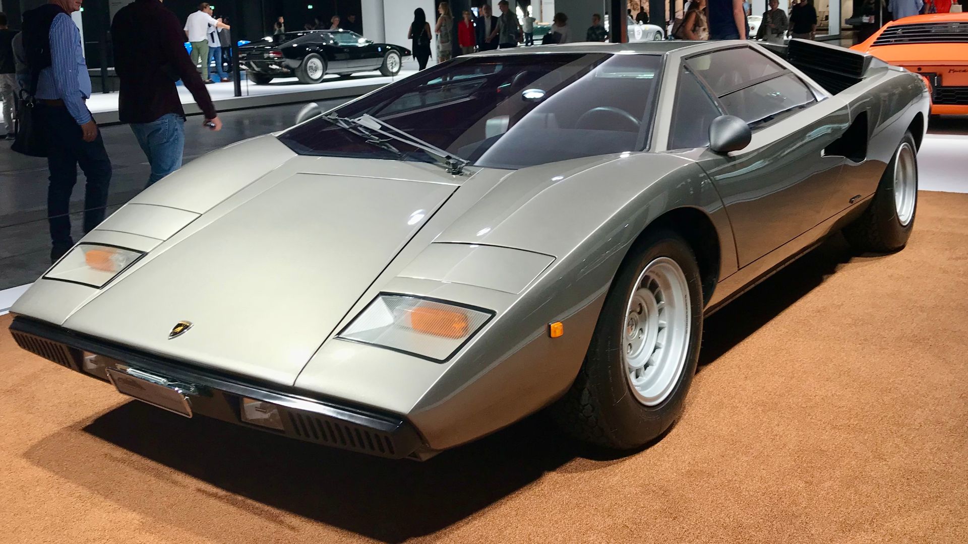 File:1974 Lamborghini Countach LP400 and 1968 Lamborghini Miura P400(featured in 'The Italian Job') 02.jpg