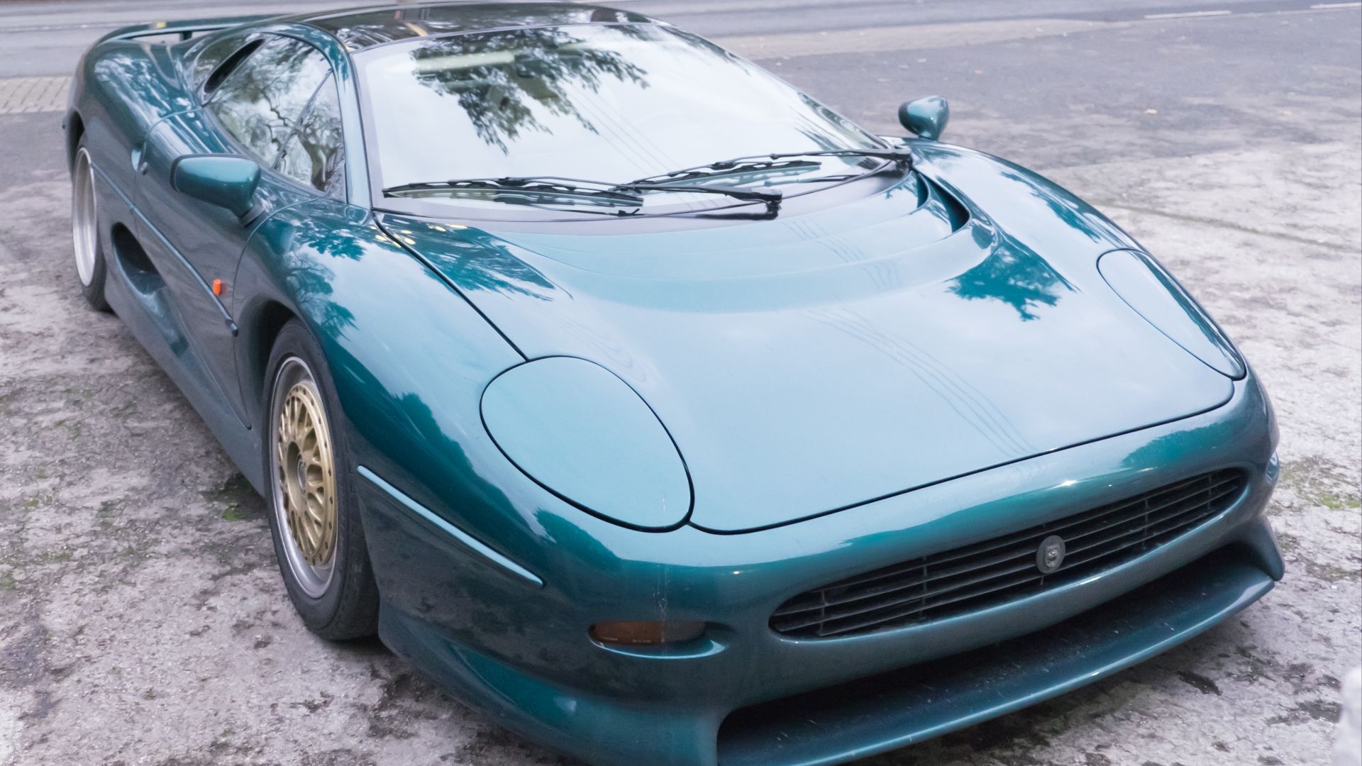 File:Jaguar XJ220 1997 - front.jpg