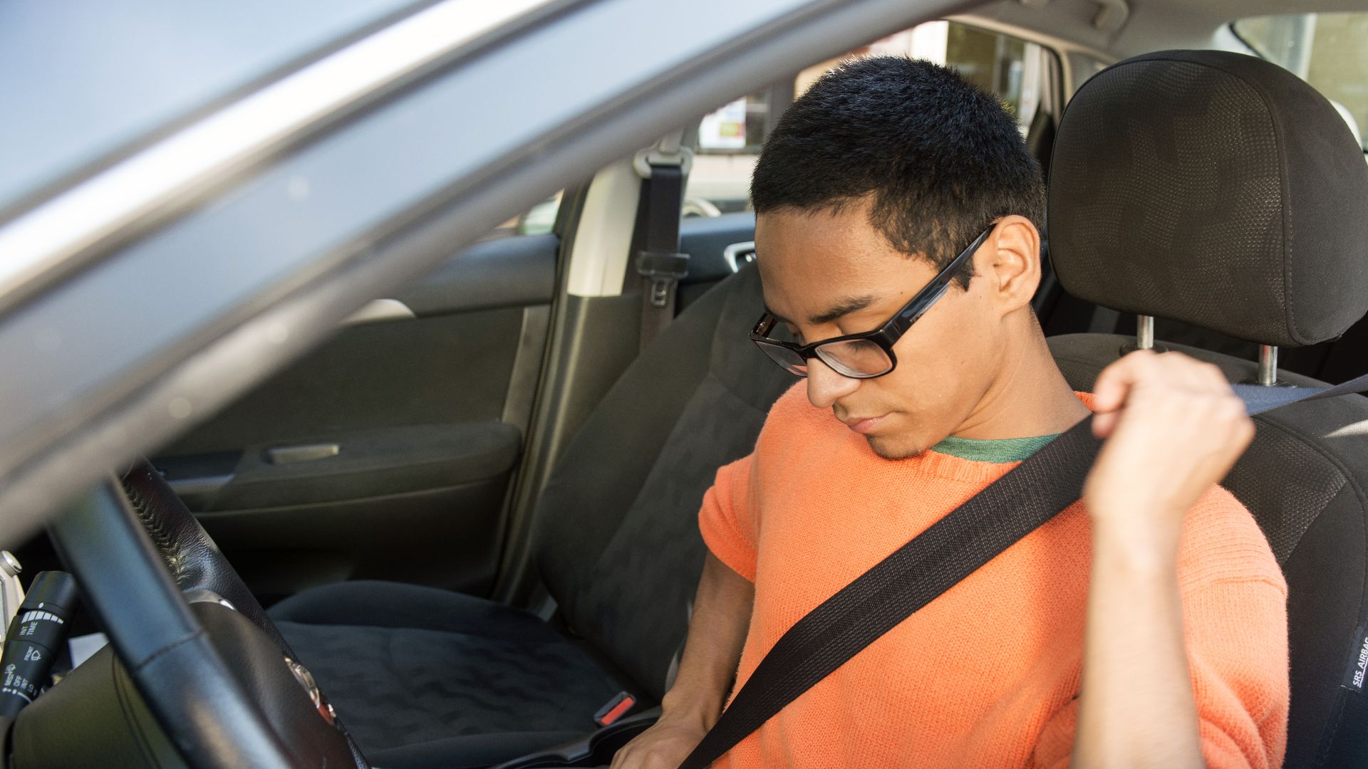 File:Teen fastening seat belt.jpg