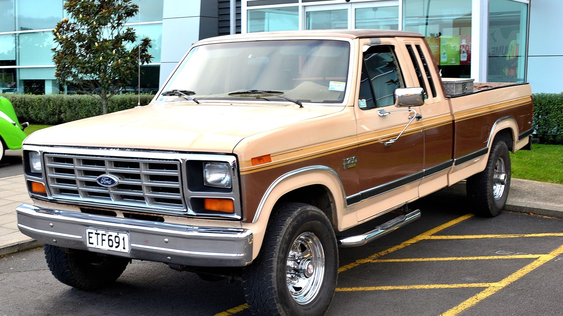 File:1986 Ford F250 XLT (19609424369).jpg