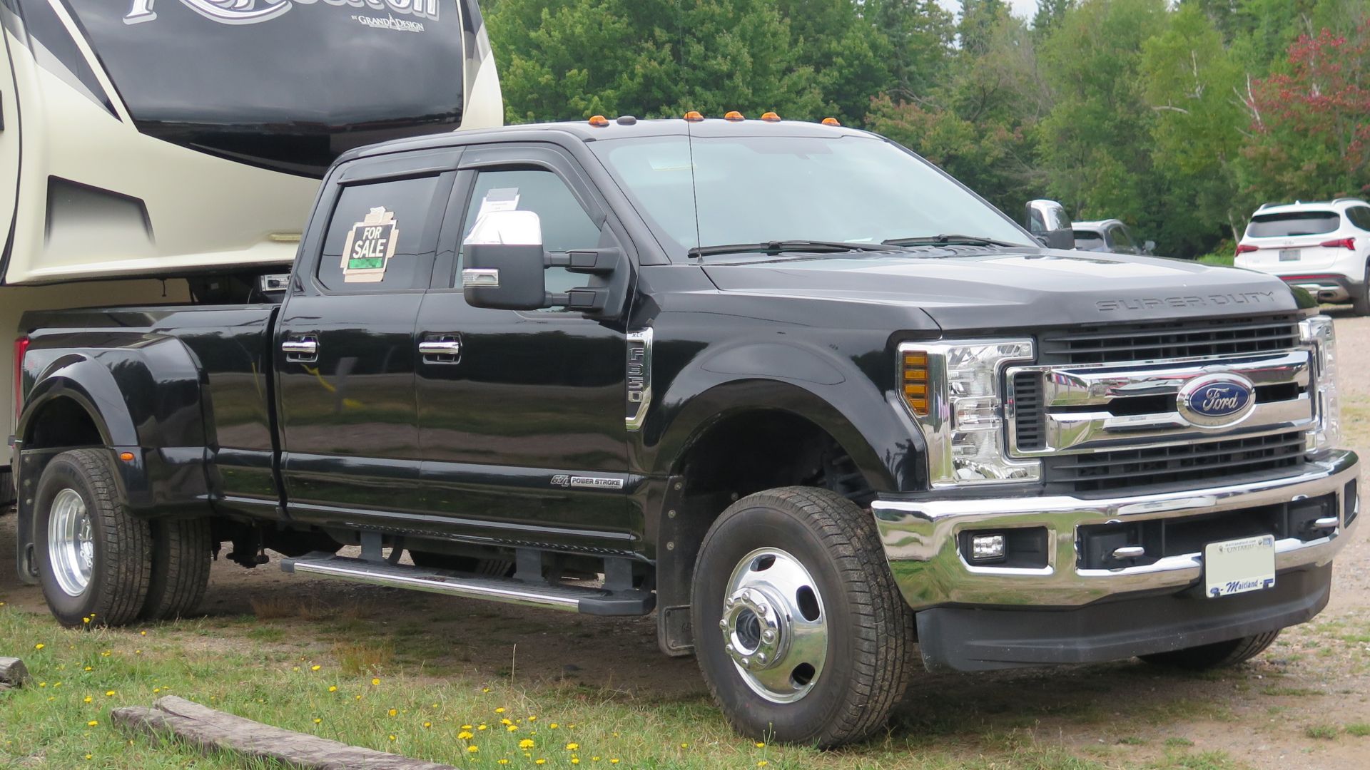 File:2019 Ford F-350 Super Duty XLT in Agate Black, Front Right, 08-21-2022.jpg